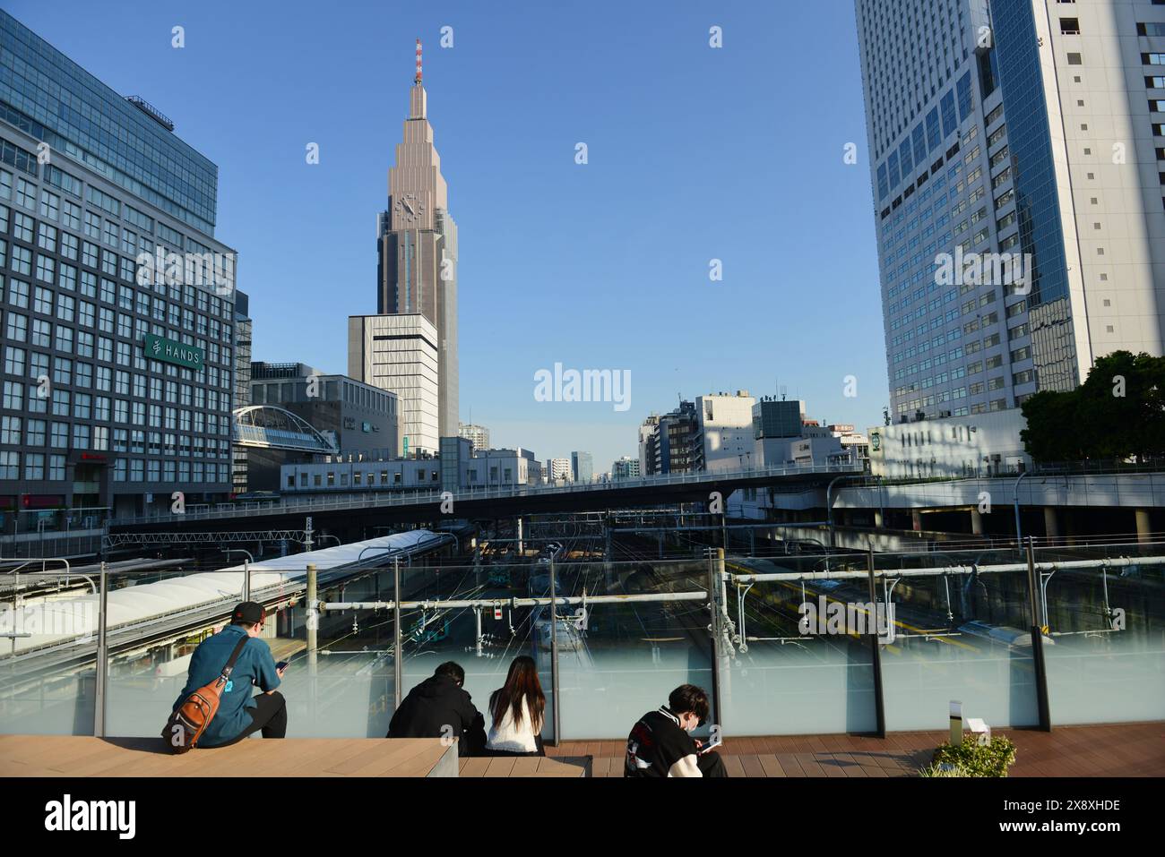 Skyline vom Sitzbereich über dem Bahnhof Shinjuku in Tokio, Japan. Stockfoto