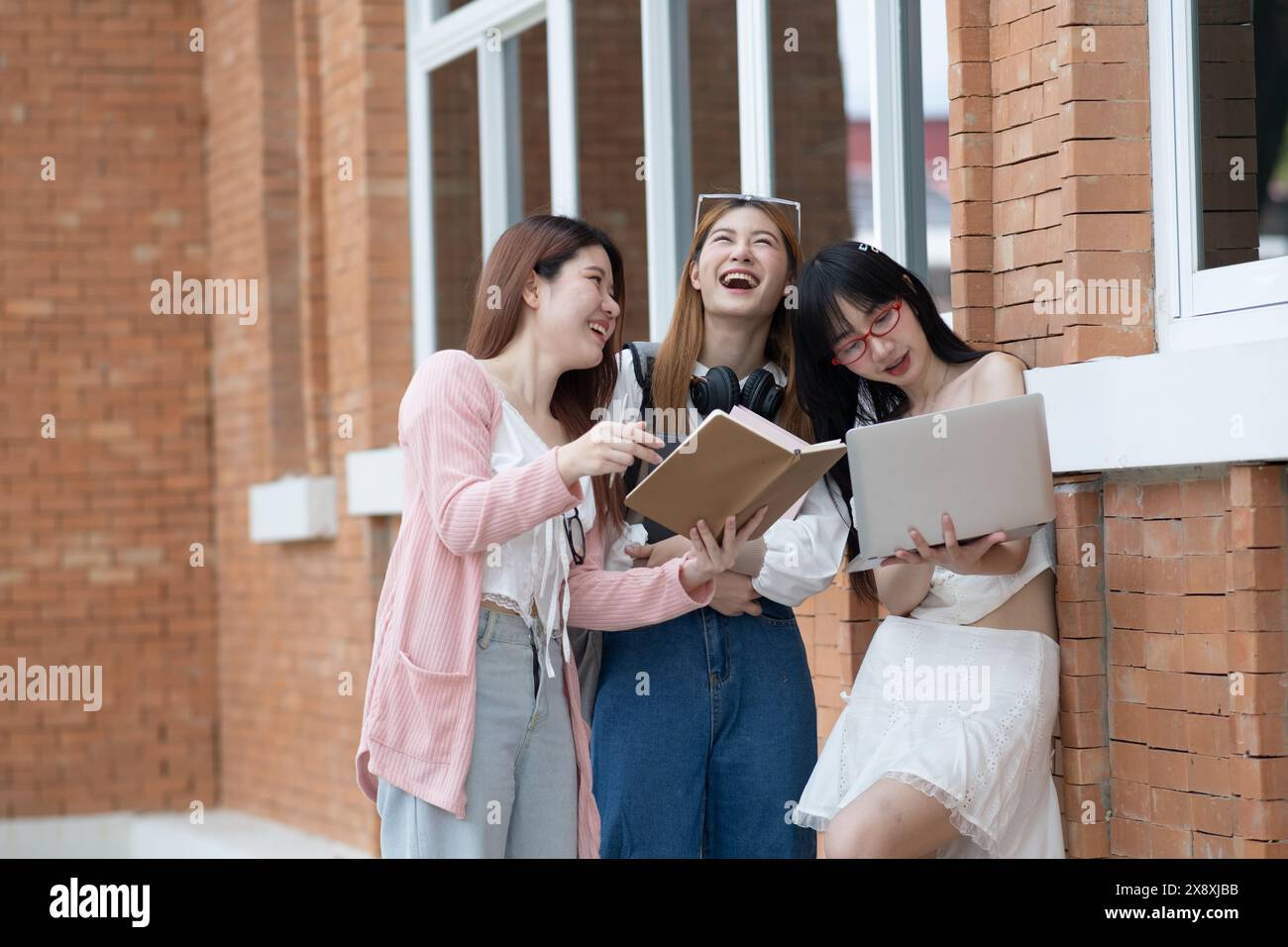 Gruppe junger Studenten, die Laptop-Smartphone für Hirnsturm-Präsentation, Hausaufgaben, Diskussionen, Planung für ein neues Projekt verwenden. Stockfoto