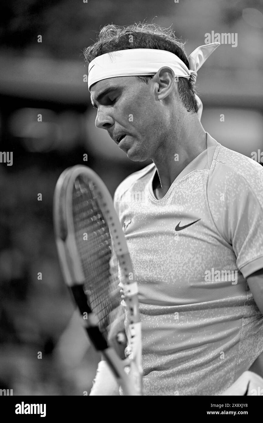 Paris, Frankreich. Mai 2024. Rafael Nadal aus Spanien während des Spiels der ersten Runde der Männer im Singles am zweiten Tag der French Open 2024 in Roland Garros am 27. Mai 2024 in Paris. Nadals Rückkehr zu den French Open und möglicher Abschied endete mit der ersten Hürde, als der 14-fache Sieger gegen Alexander Zverev verlor. Der 22-malige Grand Slam Champion wurde mit 6-3 7-6 (7:5) 6-3 gegen den deutschen vierten Seed geschlagen. Quelle: Abaca Press/Alamy Live News Stockfoto