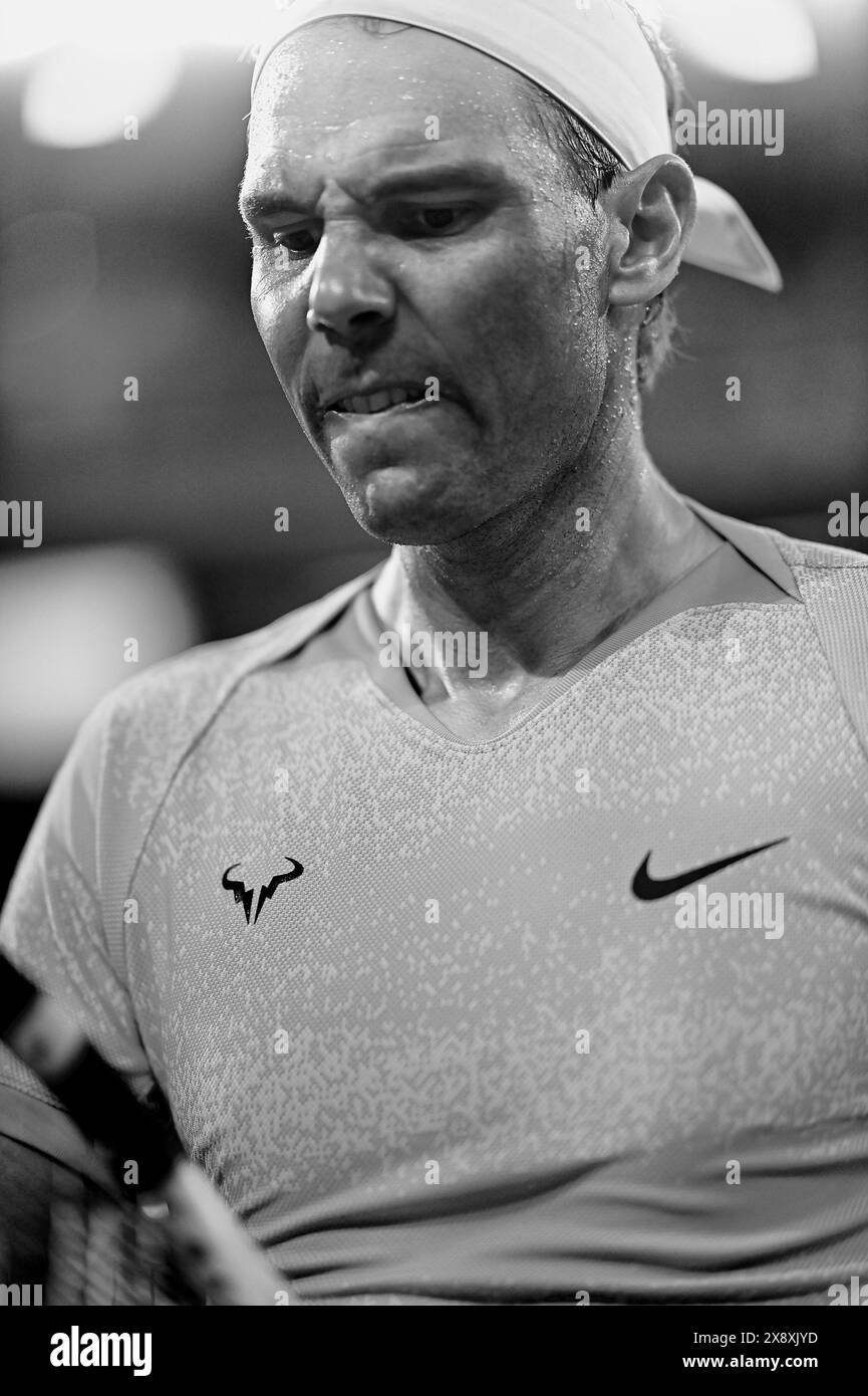 Paris, Frankreich. Mai 2024. Rafael Nadal aus Spanien während des Spiels der ersten Runde der Männer im Singles am zweiten Tag der French Open 2024 in Roland Garros am 27. Mai 2024 in Paris. Nadals Rückkehr zu den French Open und möglicher Abschied endete mit der ersten Hürde, als der 14-fache Sieger gegen Alexander Zverev verlor. Der 22-malige Grand Slam Champion wurde mit 6-3 7-6 (7:5) 6-3 gegen den deutschen vierten Seed geschlagen. Quelle: Abaca Press/Alamy Live News Stockfoto