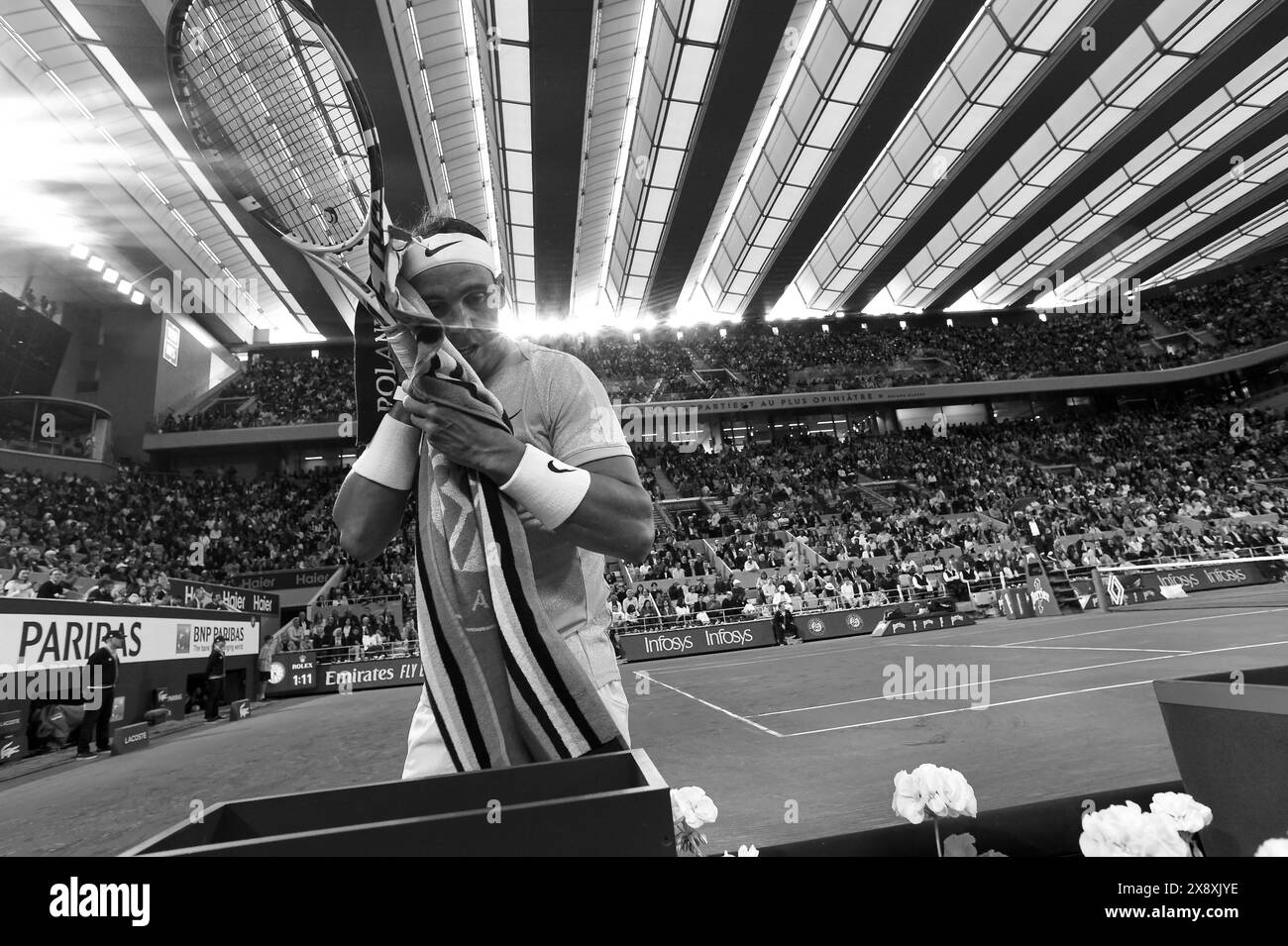 Paris, Frankreich. Mai 2024. Rafael Nadal aus Spanien während des Spiels der ersten Runde der Männer im Singles am zweiten Tag der French Open 2024 in Roland Garros am 27. Mai 2024 in Paris. Nadals Rückkehr zu den French Open und möglicher Abschied endete mit der ersten Hürde, als der 14-fache Sieger gegen Alexander Zverev verlor. Der 22-malige Grand Slam Champion wurde mit 6-3 7-6 (7:5) 6-3 gegen den deutschen vierten Seed geschlagen. Quelle: Abaca Press/Alamy Live News Stockfoto