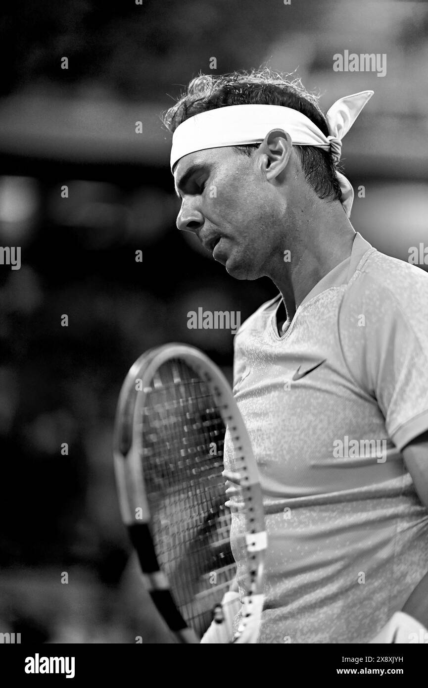 Paris, Frankreich. Mai 2024. Rafael Nadal aus Spanien während des Spiels der ersten Runde der Männer im Singles am zweiten Tag der French Open 2024 in Roland Garros am 27. Mai 2024 in Paris. Nadals Rückkehr zu den French Open und möglicher Abschied endete mit der ersten Hürde, als der 14-fache Sieger gegen Alexander Zverev verlor. Der 22-malige Grand Slam Champion wurde mit 6-3 7-6 (7:5) 6-3 gegen den deutschen vierten Seed geschlagen. Quelle: Abaca Press/Alamy Live News Stockfoto