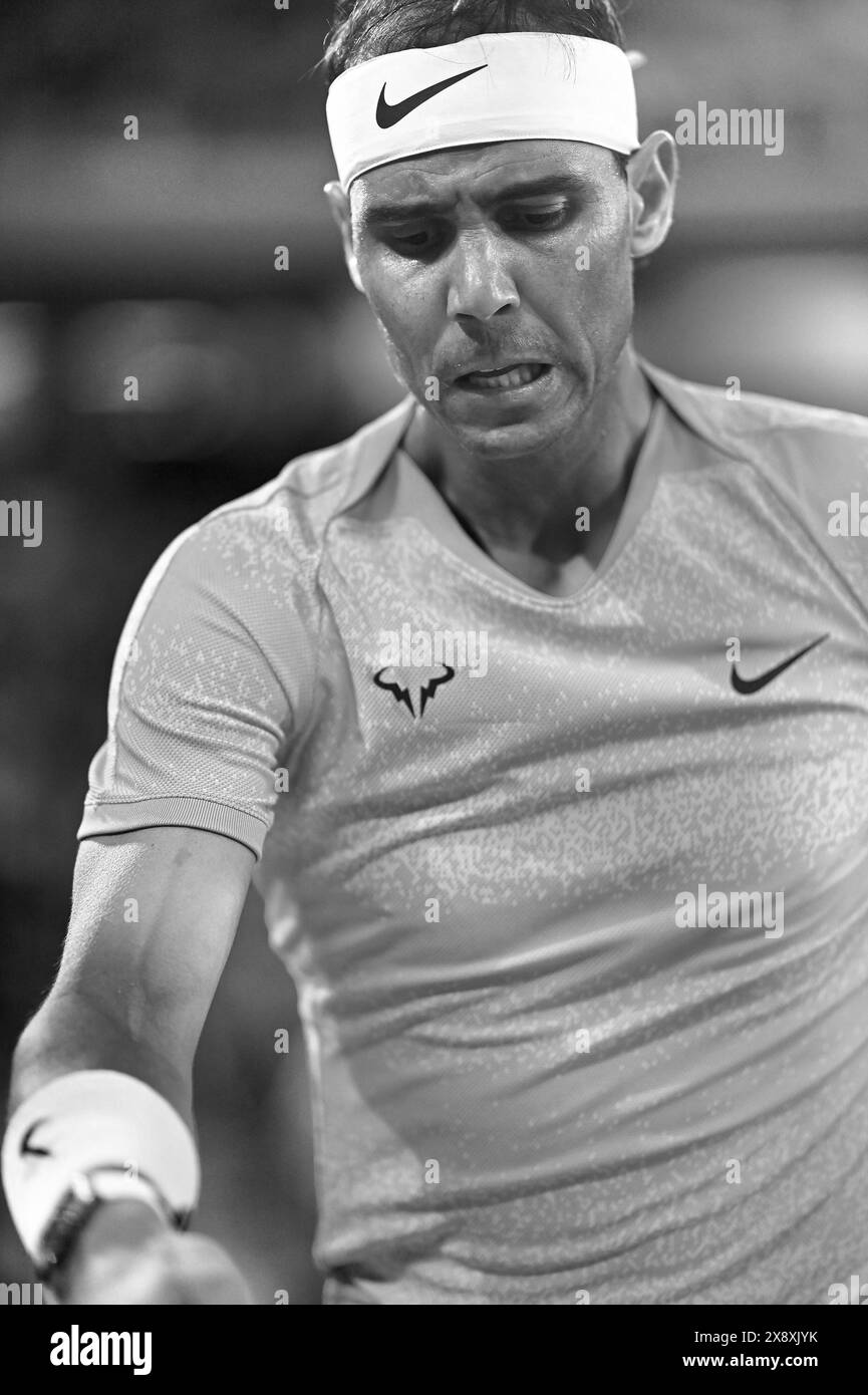 Paris, Frankreich. Mai 2024. Rafael Nadal aus Spanien während des Spiels der ersten Runde der Männer im Singles am zweiten Tag der French Open 2024 in Roland Garros am 27. Mai 2024 in Paris. Nadals Rückkehr zu den French Open und möglicher Abschied endete mit der ersten Hürde, als der 14-fache Sieger gegen Alexander Zverev verlor. Der 22-malige Grand Slam Champion wurde mit 6-3 7-6 (7:5) 6-3 gegen den deutschen vierten Seed geschlagen. Quelle: Abaca Press/Alamy Live News Stockfoto