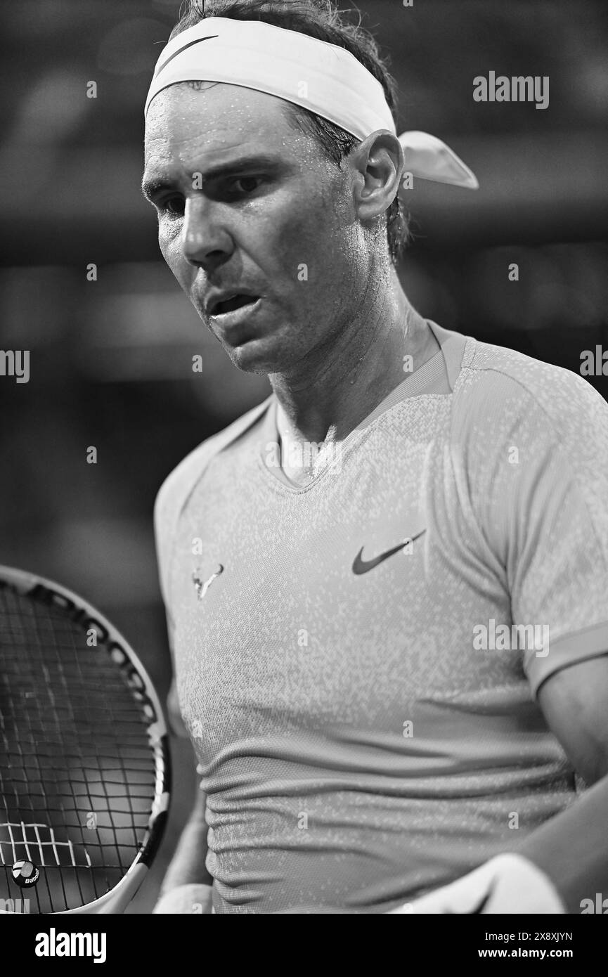 Paris, Frankreich. Mai 2024. Rafael Nadal aus Spanien während des Spiels der ersten Runde der Männer im Singles am zweiten Tag der French Open 2024 in Roland Garros am 27. Mai 2024 in Paris. Nadals Rückkehr zu den French Open und möglicher Abschied endete mit der ersten Hürde, als der 14-fache Sieger gegen Alexander Zverev verlor. Der 22-malige Grand Slam Champion wurde mit 6-3 7-6 (7:5) 6-3 gegen den deutschen vierten Seed geschlagen. Quelle: Abaca Press/Alamy Live News Stockfoto
