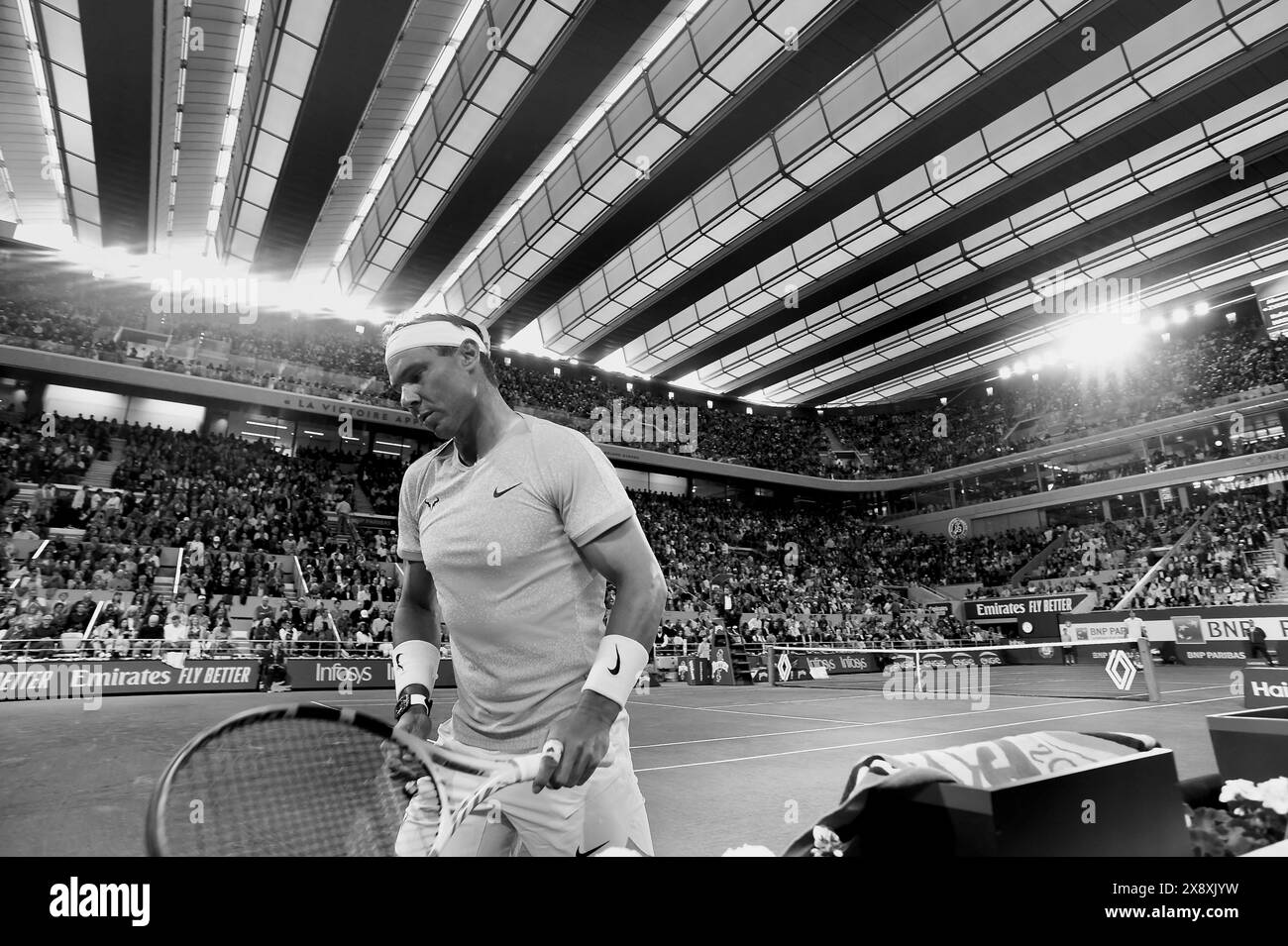 Paris, Frankreich. Mai 2024. Rafael Nadal aus Spanien während des Spiels der ersten Runde der Männer im Singles am zweiten Tag der French Open 2024 in Roland Garros am 27. Mai 2024 in Paris. Nadals Rückkehr zu den French Open und möglicher Abschied endete mit der ersten Hürde, als der 14-fache Sieger gegen Alexander Zverev verlor. Der 22-malige Grand Slam Champion wurde mit 6-3 7-6 (7:5) 6-3 gegen den deutschen vierten Seed geschlagen. Quelle: Abaca Press/Alamy Live News Stockfoto