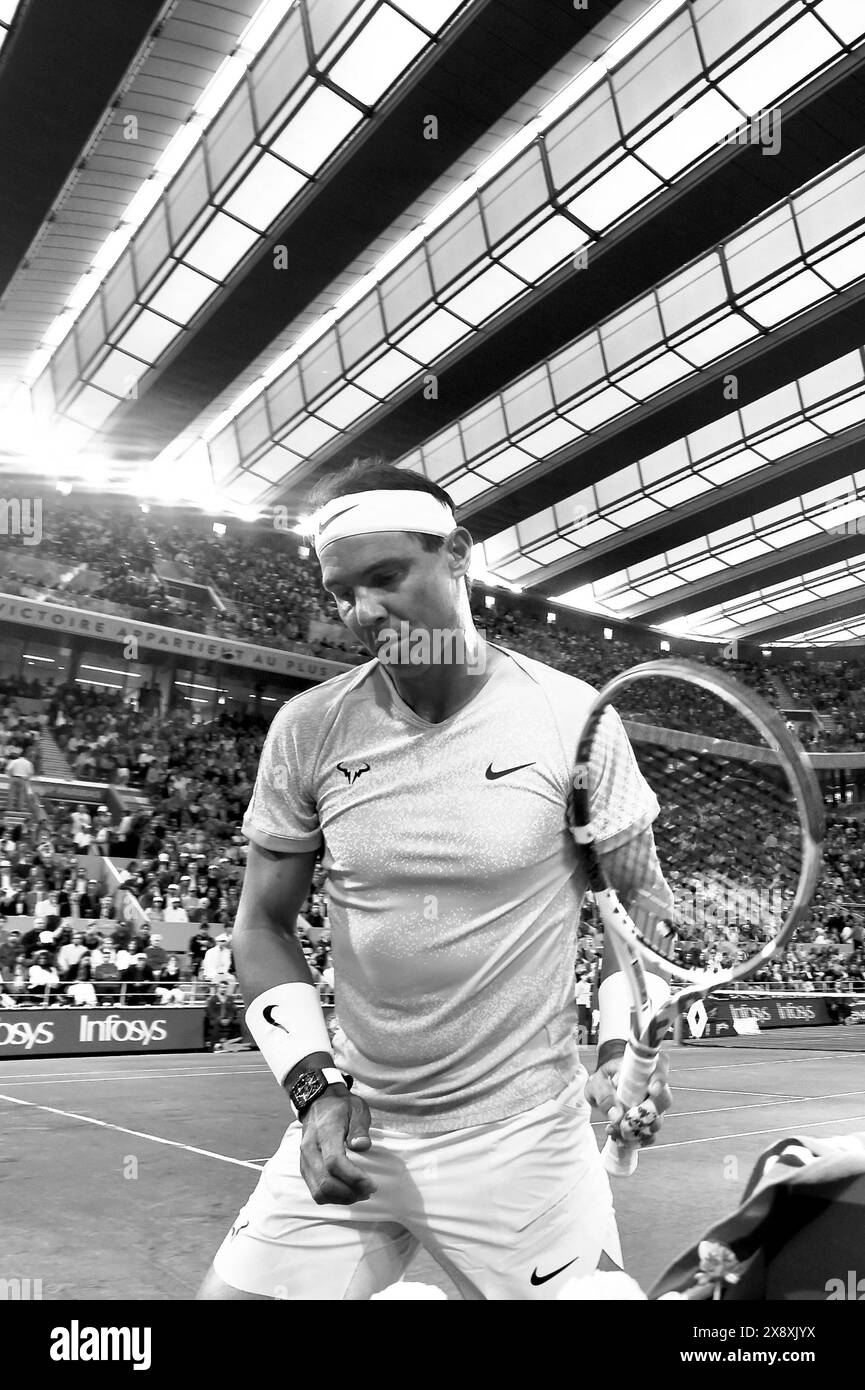 Paris, Frankreich. Mai 2024. Rafael Nadal aus Spanien während des Spiels der ersten Runde der Männer im Singles am zweiten Tag der French Open 2024 in Roland Garros am 27. Mai 2024 in Paris. Nadals Rückkehr zu den French Open und möglicher Abschied endete mit der ersten Hürde, als der 14-fache Sieger gegen Alexander Zverev verlor. Der 22-malige Grand Slam Champion wurde mit 6-3 7-6 (7:5) 6-3 gegen den deutschen vierten Seed geschlagen. Quelle: Abaca Press/Alamy Live News Stockfoto