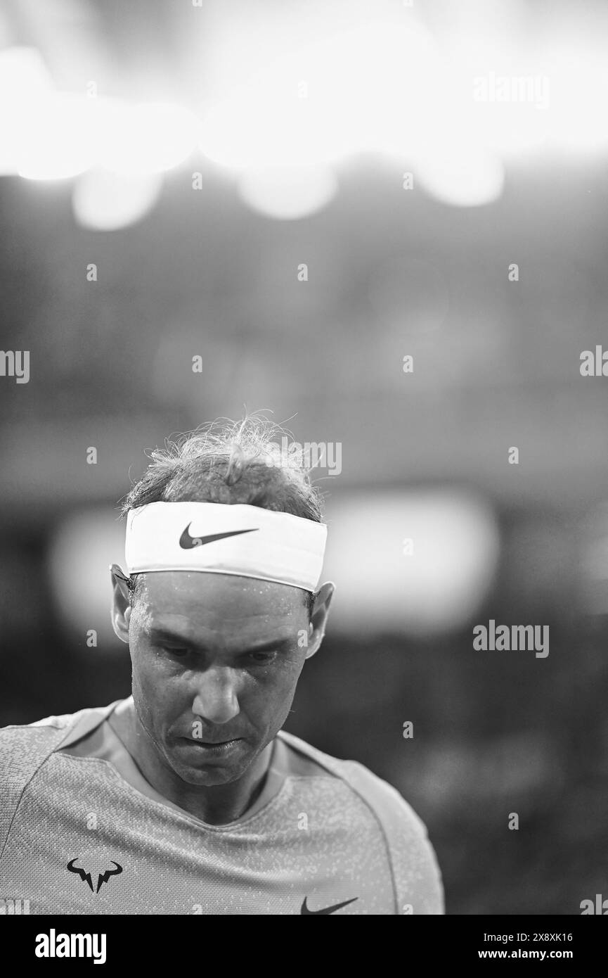 Paris, Frankreich. Mai 2024. Rafael Nadal aus Spanien während des Spiels der ersten Runde der Männer im Singles am zweiten Tag der French Open 2024 in Roland Garros am 27. Mai 2024 in Paris. Nadals Rückkehr zu den French Open und möglicher Abschied endete mit der ersten Hürde, als der 14-fache Sieger gegen Alexander Zverev verlor. Der 22-malige Grand Slam Champion wurde mit 6-3 7-6 (7:5) 6-3 gegen den deutschen vierten Seed geschlagen. Quelle: Abaca Press/Alamy Live News Stockfoto