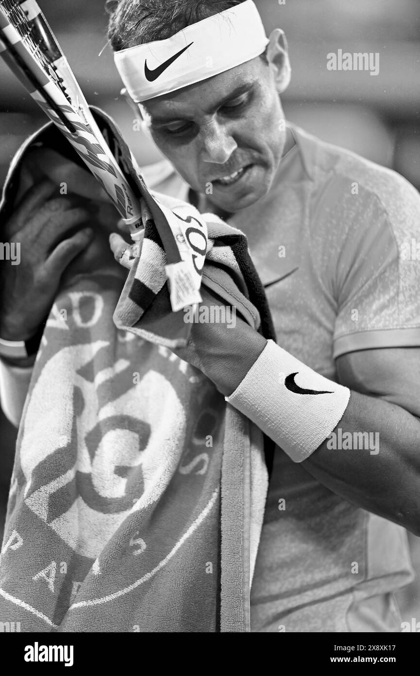 Paris, Frankreich. Mai 2024. Rafael Nadal aus Spanien während des Spiels der ersten Runde der Männer im Singles am zweiten Tag der French Open 2024 in Roland Garros am 27. Mai 2024 in Paris. Nadals Rückkehr zu den French Open und möglicher Abschied endete mit der ersten Hürde, als der 14-fache Sieger gegen Alexander Zverev verlor. Der 22-malige Grand Slam Champion wurde mit 6-3 7-6 (7:5) 6-3 gegen den deutschen vierten Seed geschlagen. Quelle: Abaca Press/Alamy Live News Stockfoto