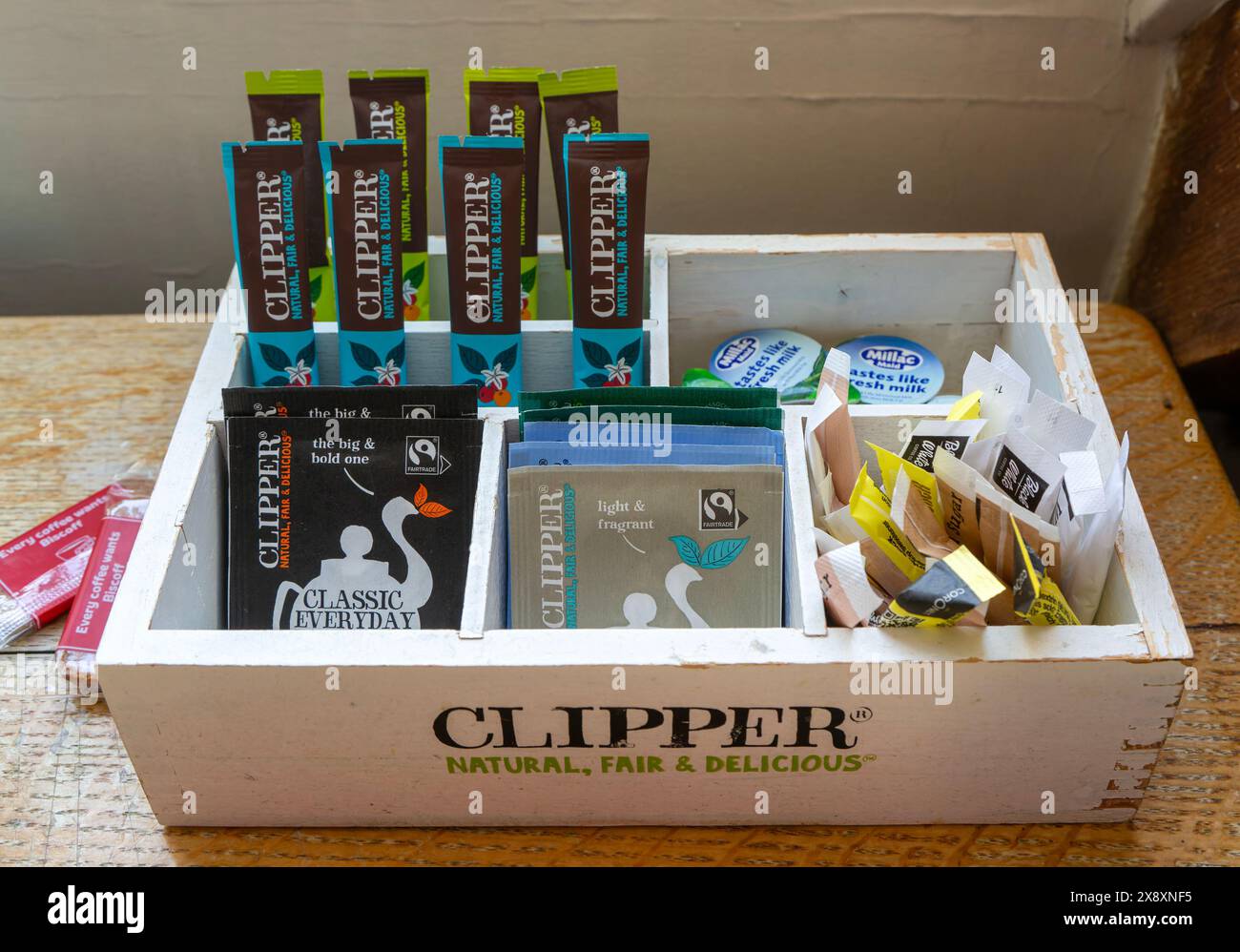 Ausstellung von Clipper Teeprodukten im Hotelzimmer, Großbritannien Stockfoto