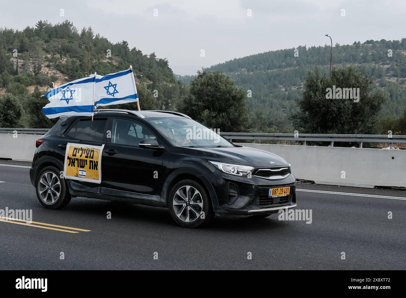 Regionalrat Mateh Yehuda, Israel. Mai 2024. Demonstranten gegen Premierminister Netanjahu nehmen an einem langsam fahrenden Konvoi auf der Straße 1, der Hauptstraße zwischen Jerusalem und Tel Aviv, Teil und spiegeln ähnliche gleichzeitige Aktionen im ganzen Land wider. Die Aktivisten fordern Netanjahus Rücktritt, die Auflösung dessen, was sie als scheiternde Regierung ansehen, und die Planung sofortiger Wahlen. Quelle: Nir Alon/Alamy Live News Stockfoto