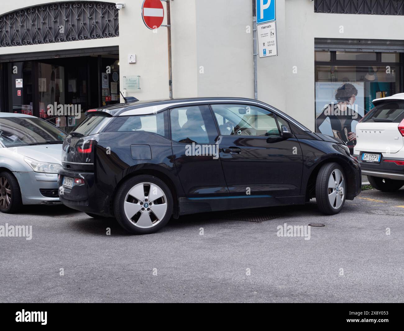 Cremona, Italien - 15. Mai 2024 Elektro bmw i3 Black Auto parkt auf einer belebten Stadtstraße mit Fußgängern in der Nähe, ein Beispiel für typische städtische Verkehrsmittel Stockfoto