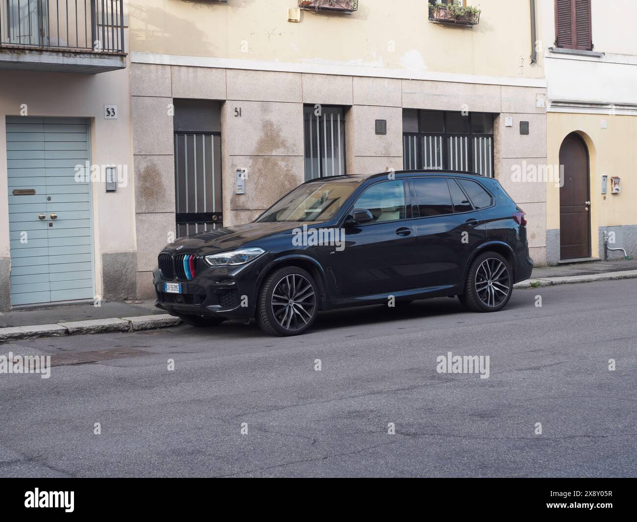 Cremona, Italien - 15. Mai 2024 Ein moderner, luxuriöser schwarzer suv, der an einer städtischen Straße geparkt wird und Eleganz, Stil und modernes Automobil-Design bietet Stockfoto