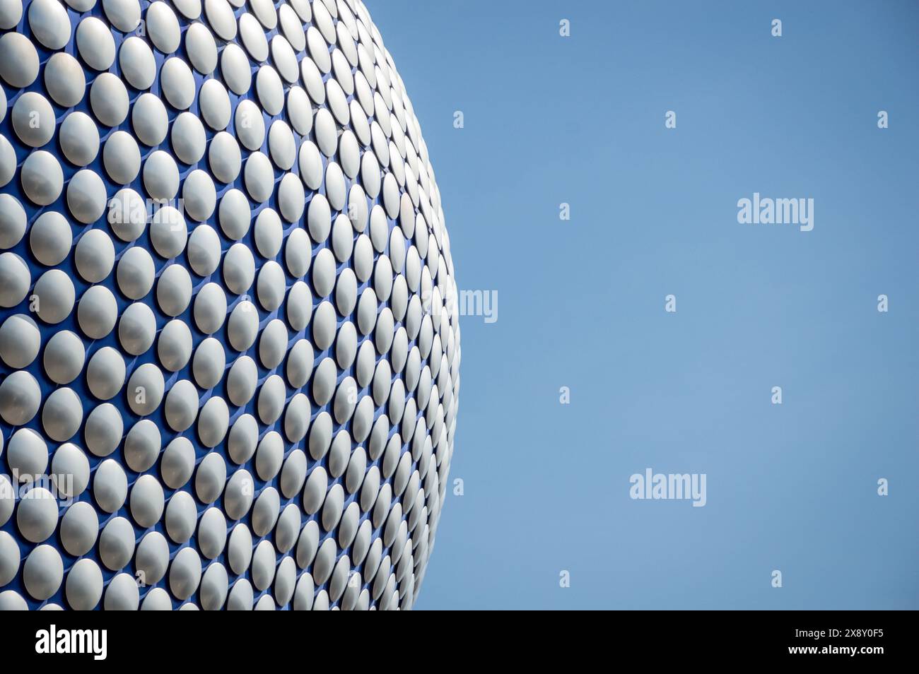 Ikonische architektonische Details des Selfridges Building in Birmingham mit futuristischer, blasenartiger Fassade. Ideal für moderne Architekturliebhaber Stockfoto Ikonische architektonische Details des Selfridges Building in Birmingham mit futuristischer, blasenartiger Fassade. Ideal für moderne Architekturliebhaber Stockfoto