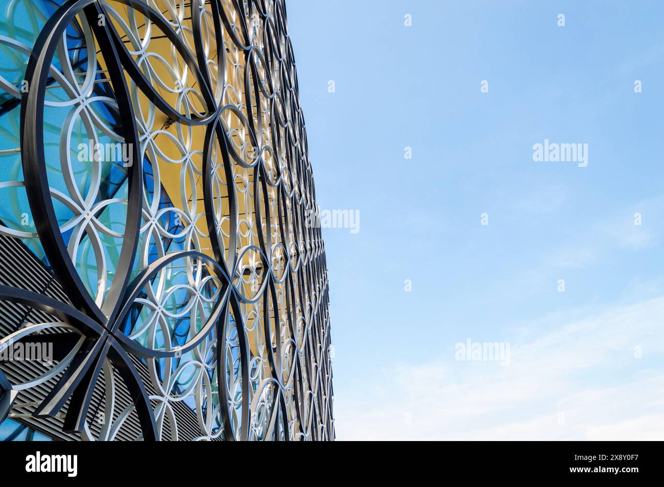 Moderne architektonische Fassade der Library of Birmingham mit komplexen geometrischen Mustern und einer lebendigen Glasfassade. Stockfoto