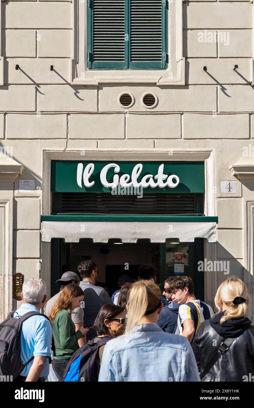 Gruppe von Personen, die vor dem Eingang einer Eisdiele (Gelateria) im Viertel Trastevere stehen. Rom, Italien, Europa, Europäische Union, EU Stockfoto