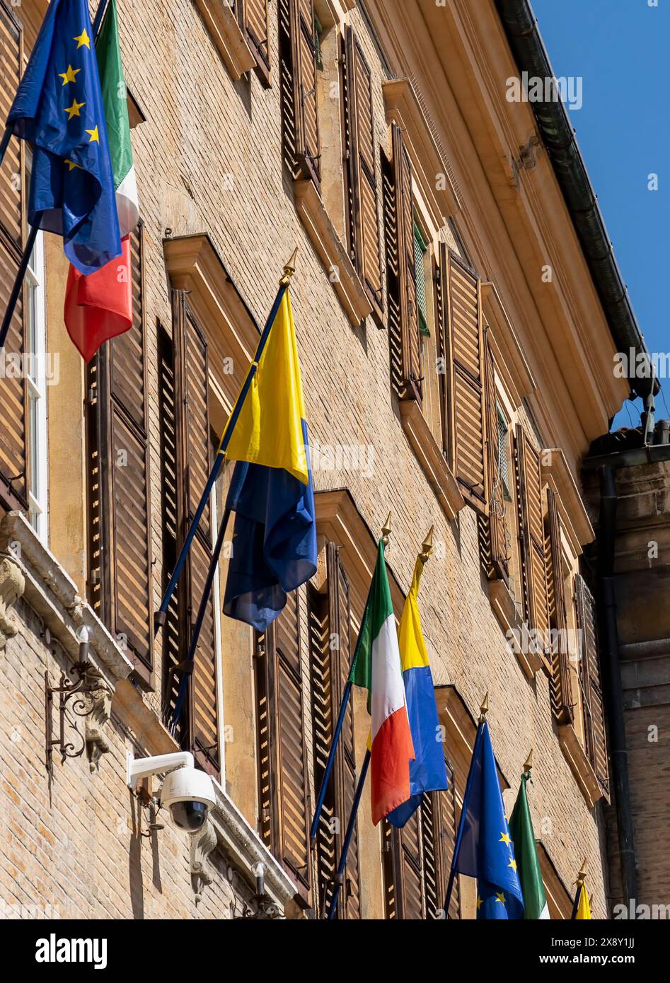 Europäische, italienische und ukrainische Flaggen. Solidarität und Unterstützung für die Ukraine. Russische Invasion. Rathaus. Piazza Grande, Modena, Italien, Europa, EU Stockfoto