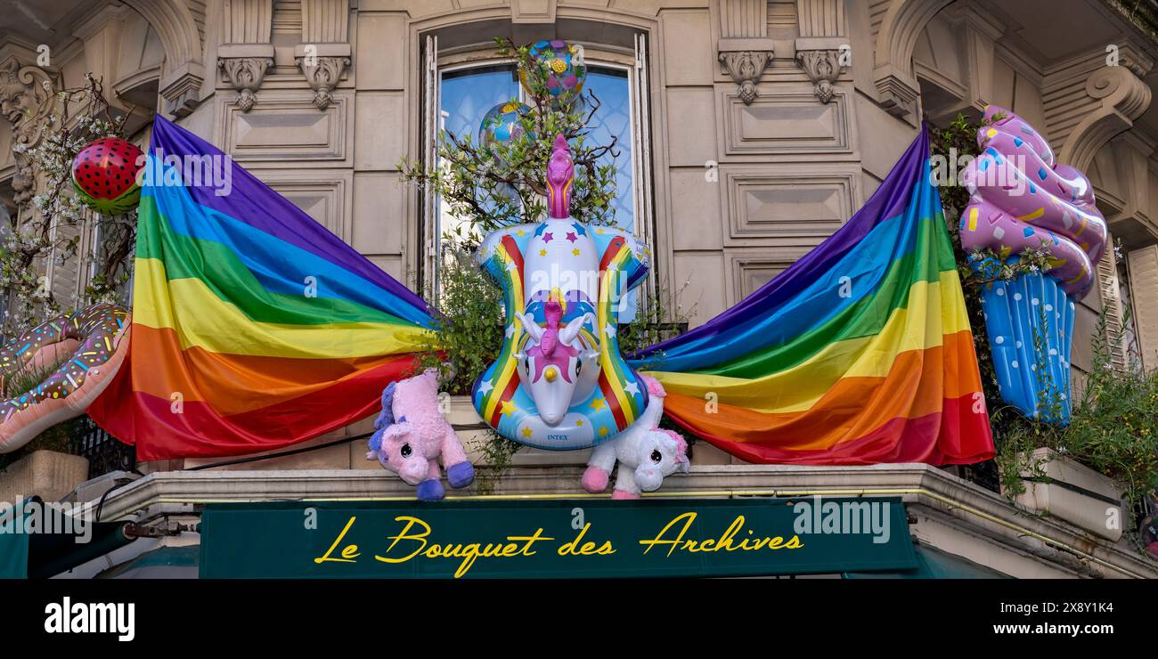 Homosexueller Stolz. Große Regenbogenflaggen symbolisieren die LGBTQIA-Gemeinde, vor einem französischen Restaurant, Schwulendorf, Le Marais Viertel. Paris, Frankreich, Europa Stockfoto