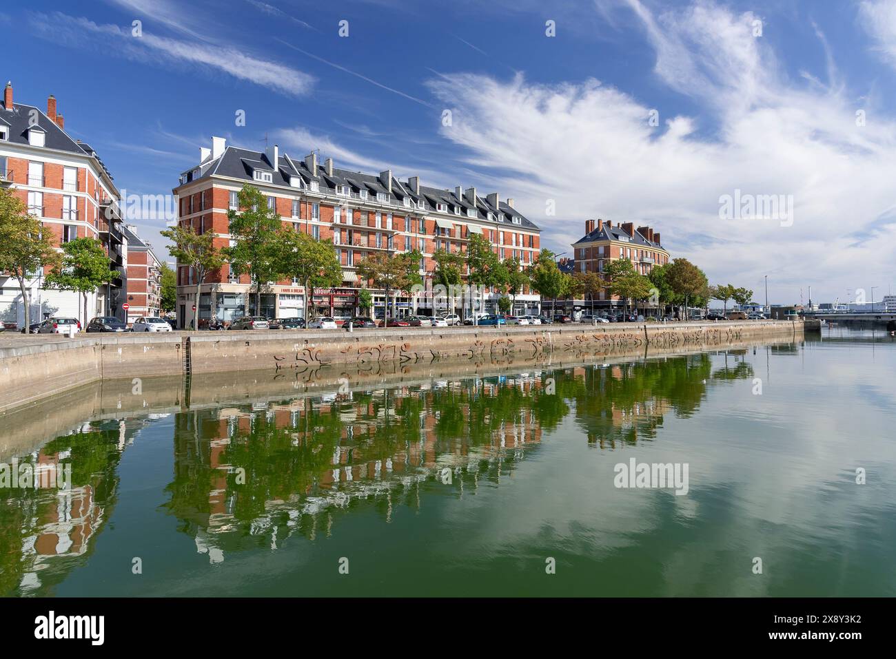 Das Roy Basin und das Gebäude, das nach dem Zweiten Weltkrieg im Bezirk Saint-Francois gebaut wurde, und Reflexionen von Gebäuden im Wasser. Stockfoto