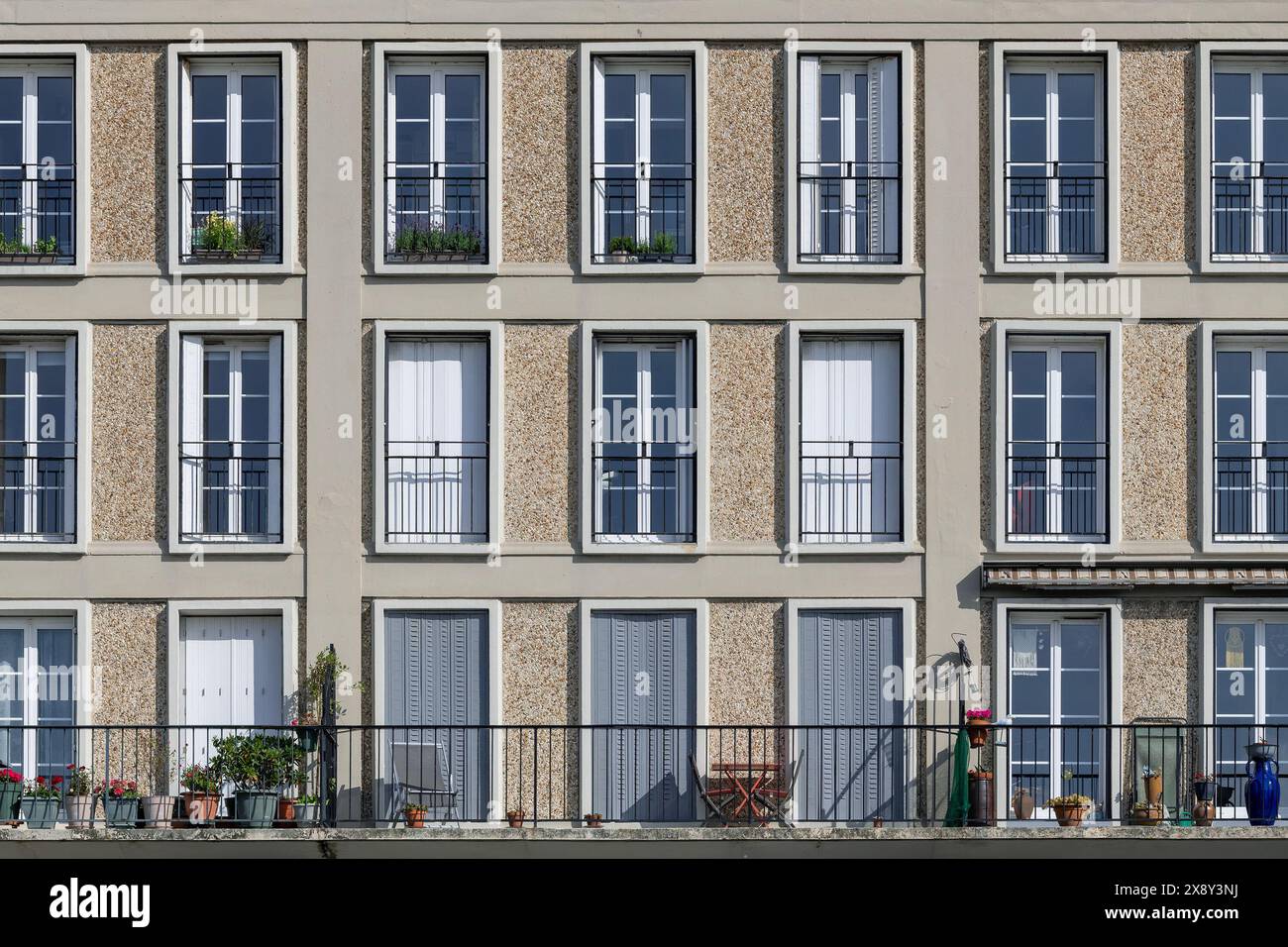 Le Havre, Frankreich - Nahaufnahme der Fassade des Gebäudes an der Südküste, das Pierre-Edouard Lambert nach dem Zweiten Weltkrieg aus Beton gebaut hat. Stockfoto