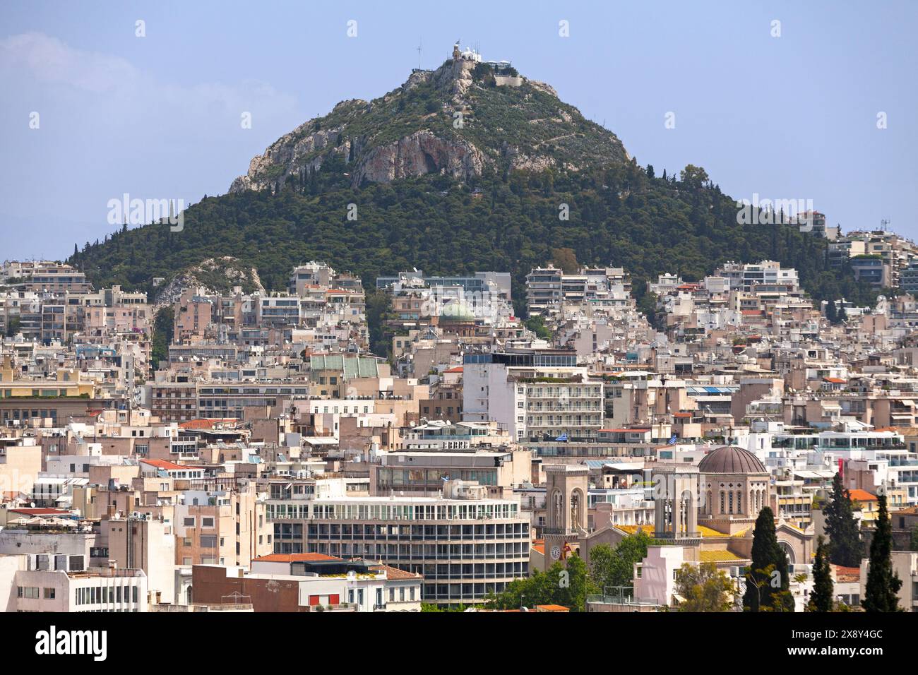 Stadtbild von Athen mit der Metropolitan Cathedral von Athen, der Kirche St. Dionysius dem Areopagiten und der Kirche St. Georg auf dem Gipfel des Mount L Stockfoto