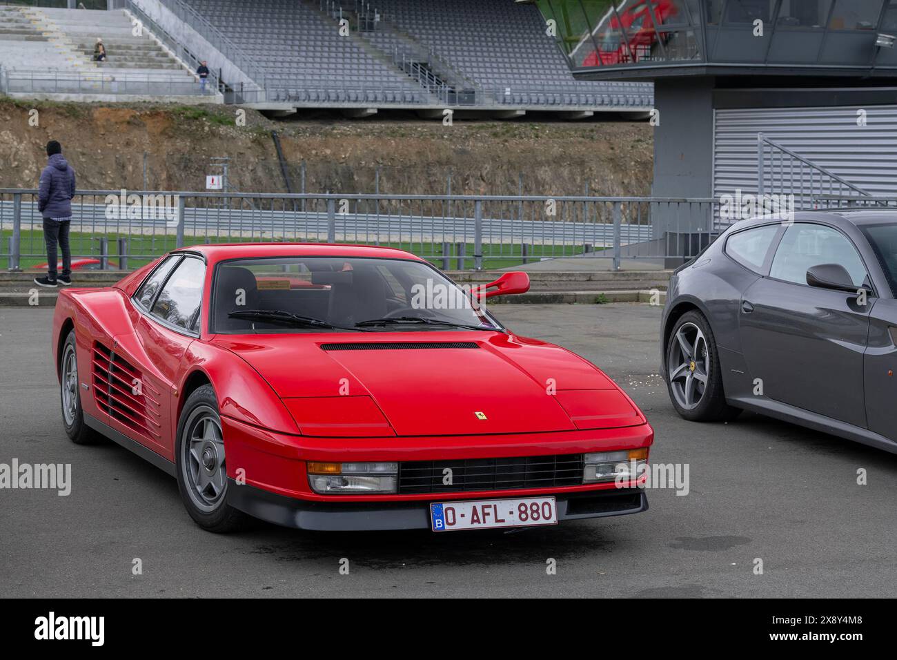 Spa-Francorchamps, Belgien - Blick auf einen roten Ferrari Testarossa auf einem Parkplatz. Stockfoto