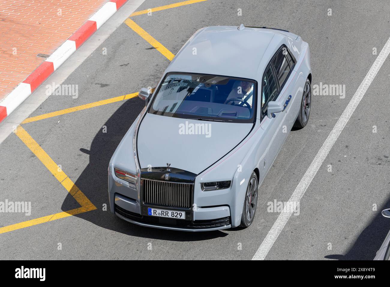 Monte Carlo, Monaco – Blick auf einen grauen Rolls-Royce Phantom VIII Series II, der auf der Straße in der Fairmont-Haarnadelkurve fährt. Stockfoto