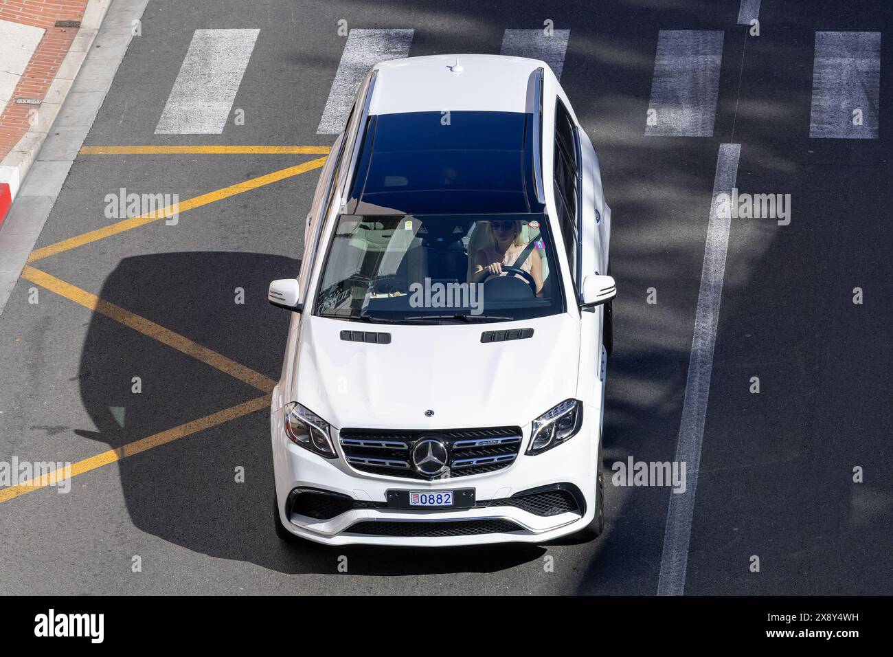 Monte Carlo, Monaco - Blick auf einen weißen Mercedes-AMG GLS 63 auf der Straße in der Fairmont Haarnadelkurve. Stockfoto