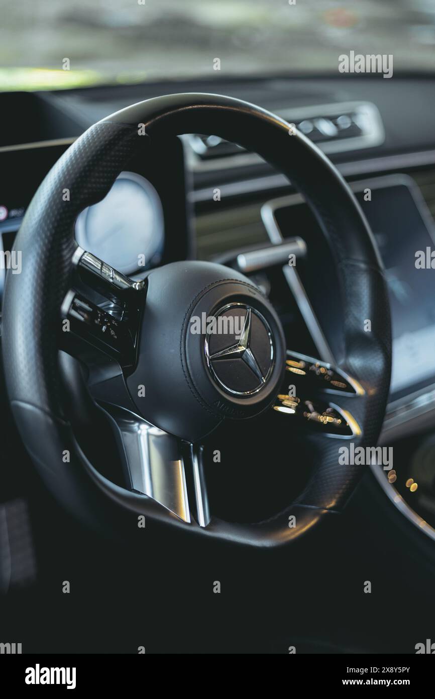 Bulgarien - 05 29 2024: Innenausstattung eines Mercedes Benz 450 S-Klasse mit dem Logo des Lenkrads in grauem Naturleder. Stockfoto