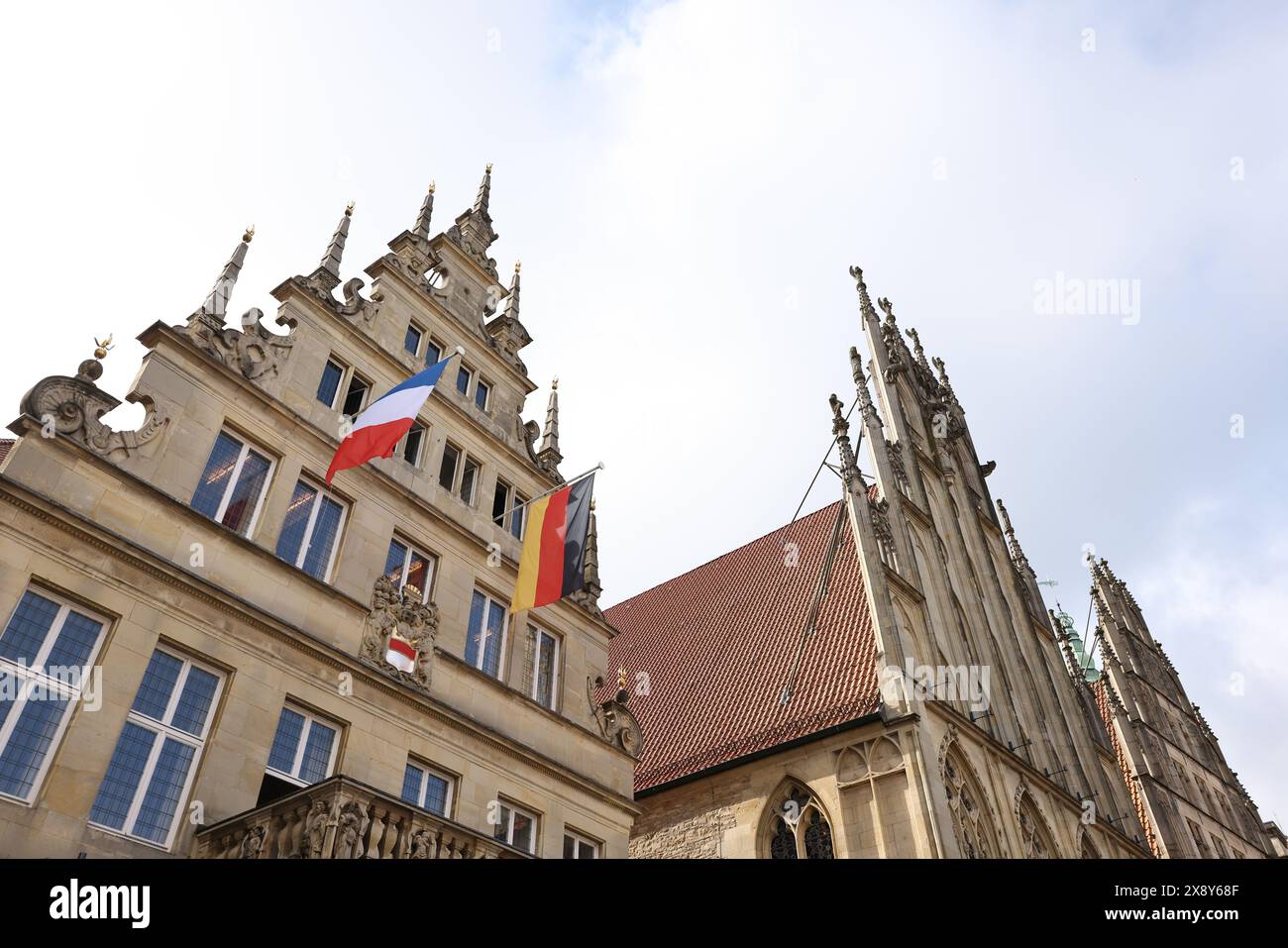 Nordrhein-Westfalen, Münster, Deutschland. 28. Mai 2024. Das Stadtweinhaus neben dem historischen Rathaus Münsters ist mit den Flaggen Frankreichs und Deutschlands dekoriert. Der französische Präsident Macron und seine Frau besuchen auf Einladung von Bundespräsident Steinmeier zu einem dreitägigen Staatsbesuch in Deutschland. Foto: Rolf Vennenbernd/dpa Stockfoto