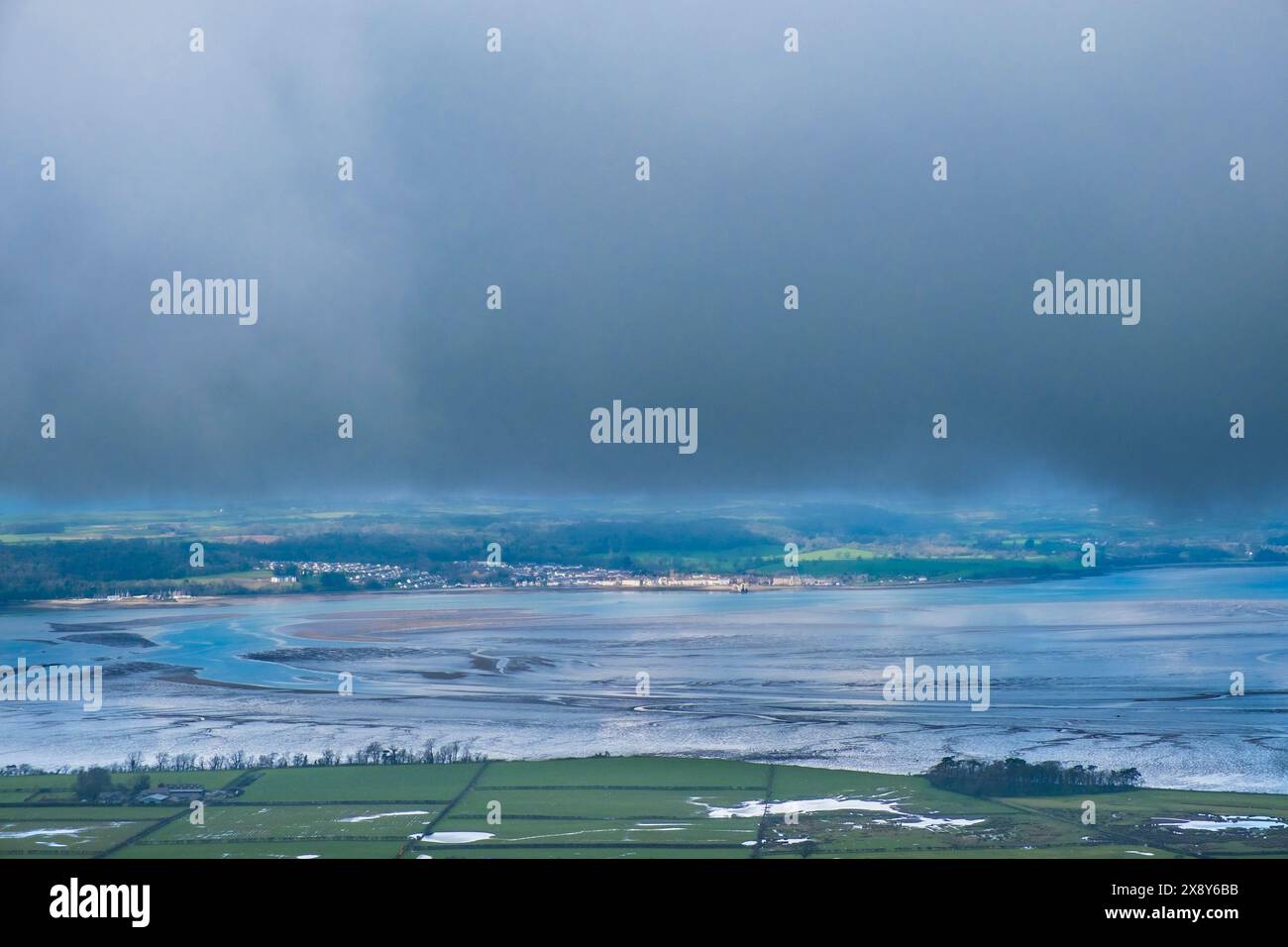 Blick über Lavan Sands in der Menai Strait bei Ebbe nach Anglesey vom North Wales Coast Path. Abergwyngregyn, Gwynedd, Nordwales, Großbritannien Stockfoto