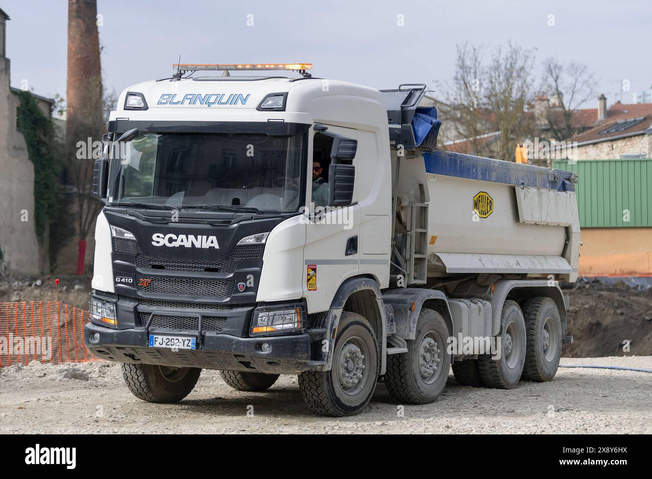 Nancy, Frankreich - Blick auf einen weißen Muldenkipper Scania G410 XT für Erdarbeiten auf einer Baustelle. Stockfoto