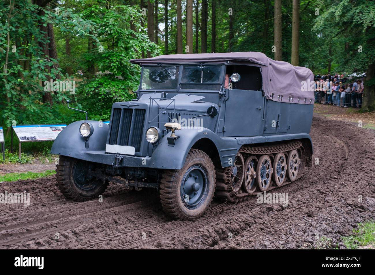 © Arnaud BEINAT/Maxppp. 26.05.2024, Overloon, Hollande. Tracteur d'artillerie semi chenillé allemand. Militracks EST une concentration annuelle de véhicules de Collection allemands de la seconde guerre mondiale. Moyennant le prix d'un Billet, le public peut embarquer et faire des Tours de Terrain. ENGLISCH : deutscher leichter, halbketteniger Artillerietraktor. Militracks ist eine jährliche Zusammenkunft deutscher Fahrzeuge aus dem Zweiten Weltkrieg. Die Öffentlichkeit kann für das Einsteigen in die Fahrzeuge bezahlen. Quelle: MAXPPP/Alamy Live News Stockfoto