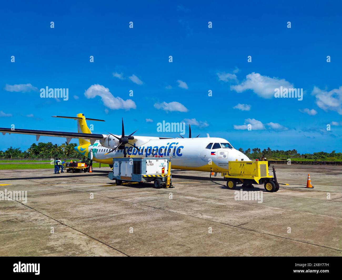 Siargao, Surigao, Philippinen - 13. März 2024: Die Bodencrew beginnt mit der Arbeit im Flugzeug der Cebu Pacific Airline, die gerade auf der Insel gelandet ist. Stockfoto