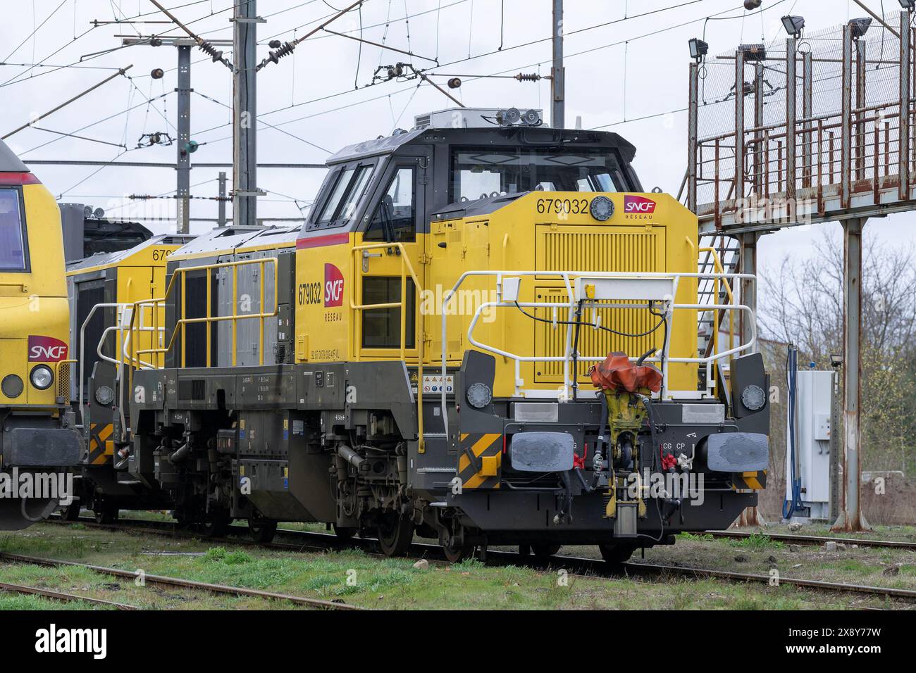 Damelevières, Frankreich - gelbe und graue dieselelektrische Lokomotive Vossloh DE 18 im Bahnbetriebswerk Blainville - Damelevières. Stockfoto