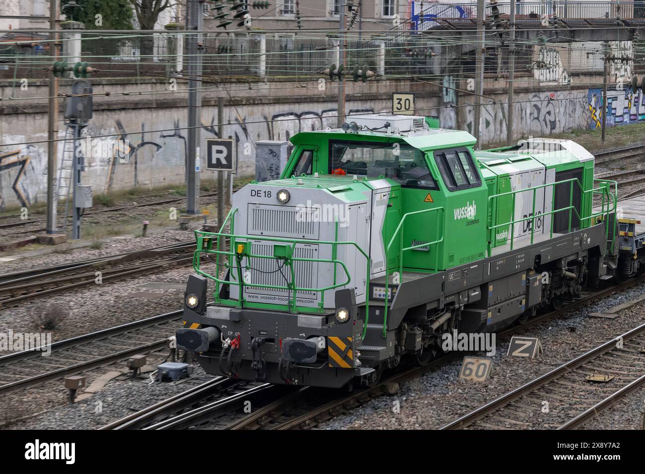 Nancy, Frankreich – graue und grüne dieselelektrische Lokomotive Vossloh DE 18 überquert den Bahnhof Nancy. Stockfoto