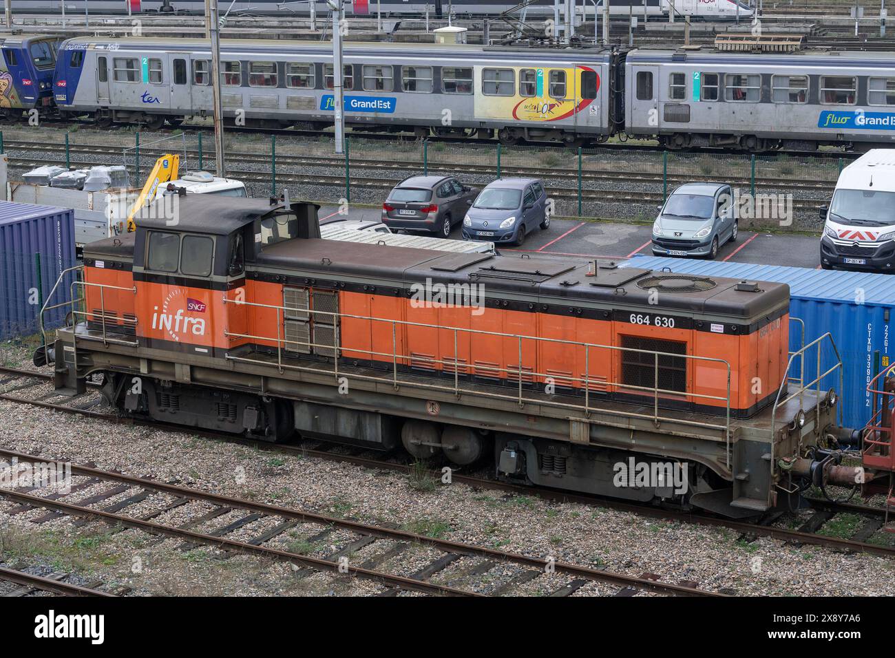 Nancy, Frankreich - 12. März 2024 : Orange-Diesellokomotive SNCF-Baureihe BB 64600 im Bahnbetriebswerk Nancy. Stockfoto