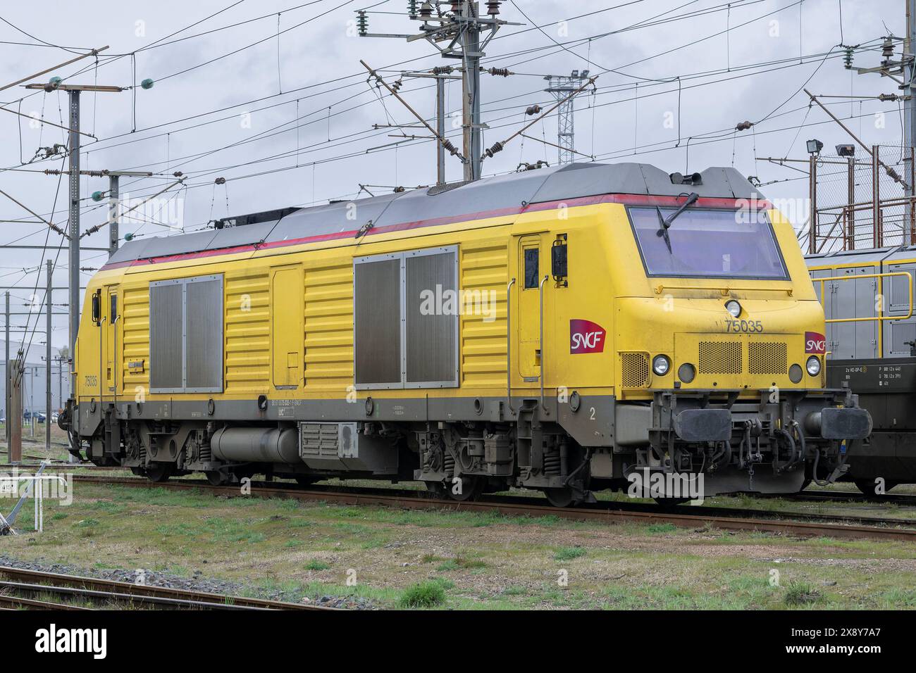 Damelevières, Frankreich - gelbe dieselelektrische Lokomotive Alstom - Siemens BB 75000 im Bahnhof Blainville - Damelevières. Stockfoto