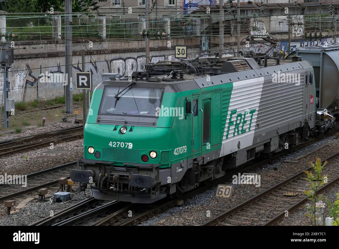 Nancy, Frankreich - Blick auf eine graue Elektrolokomotive der SNCF-Klasse BB 27000, die den Bahnhof Nancy überquert. Stockfoto