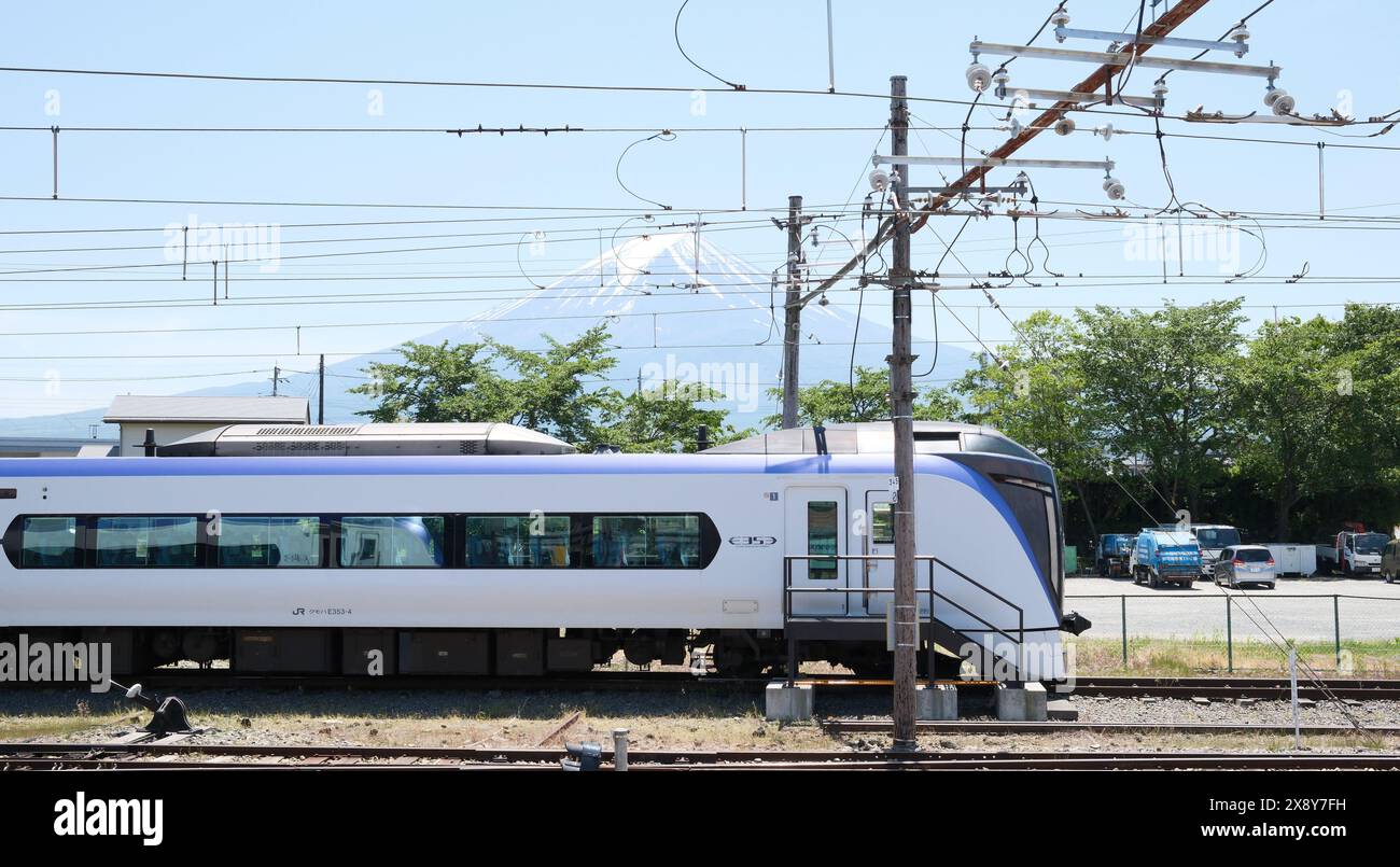 Der Fuji Excursion ist ein regelmäßiger, begrenzter Expressdienst, der von JR East und Fuji Kyuko zwischen Shinjuku auf der Chuo-Linie und Kawaguchiko auf Fujik betrieben wird Stockfoto