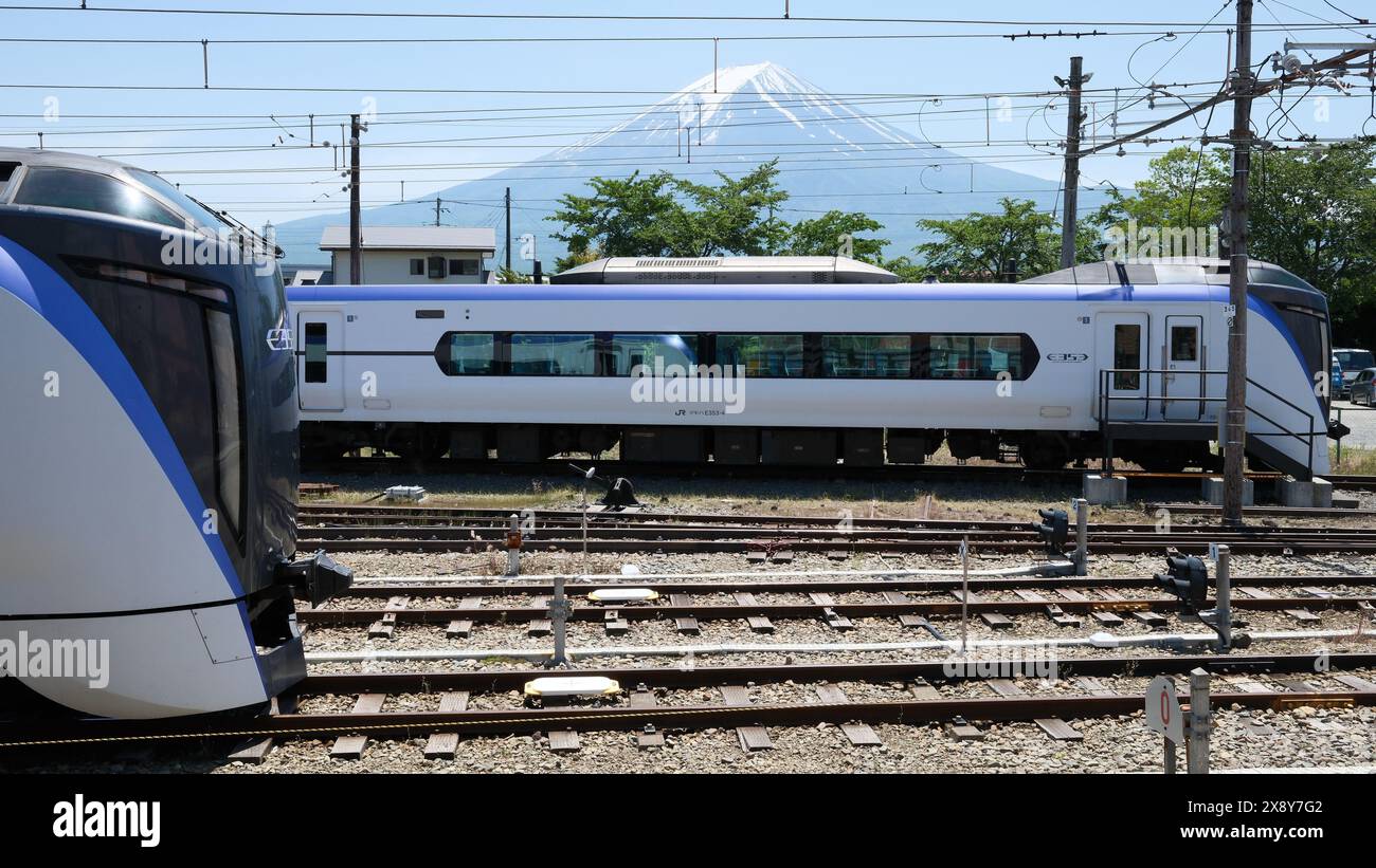Der Fuji Excursion ist ein regelmäßiger, begrenzter Expressdienst, der von JR East und Fuji Kyuko zwischen Shinjuku auf der Chuo-Linie und Kawaguchiko auf Fujik betrieben wird Stockfoto