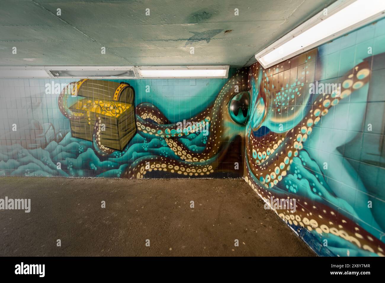 Ein Oktopusgemälde bewacht die U-Bahn-Ecke, das Auge ist Spiegel. Hibiscus Walk, Porthcawl, Großbritannien Stockfoto