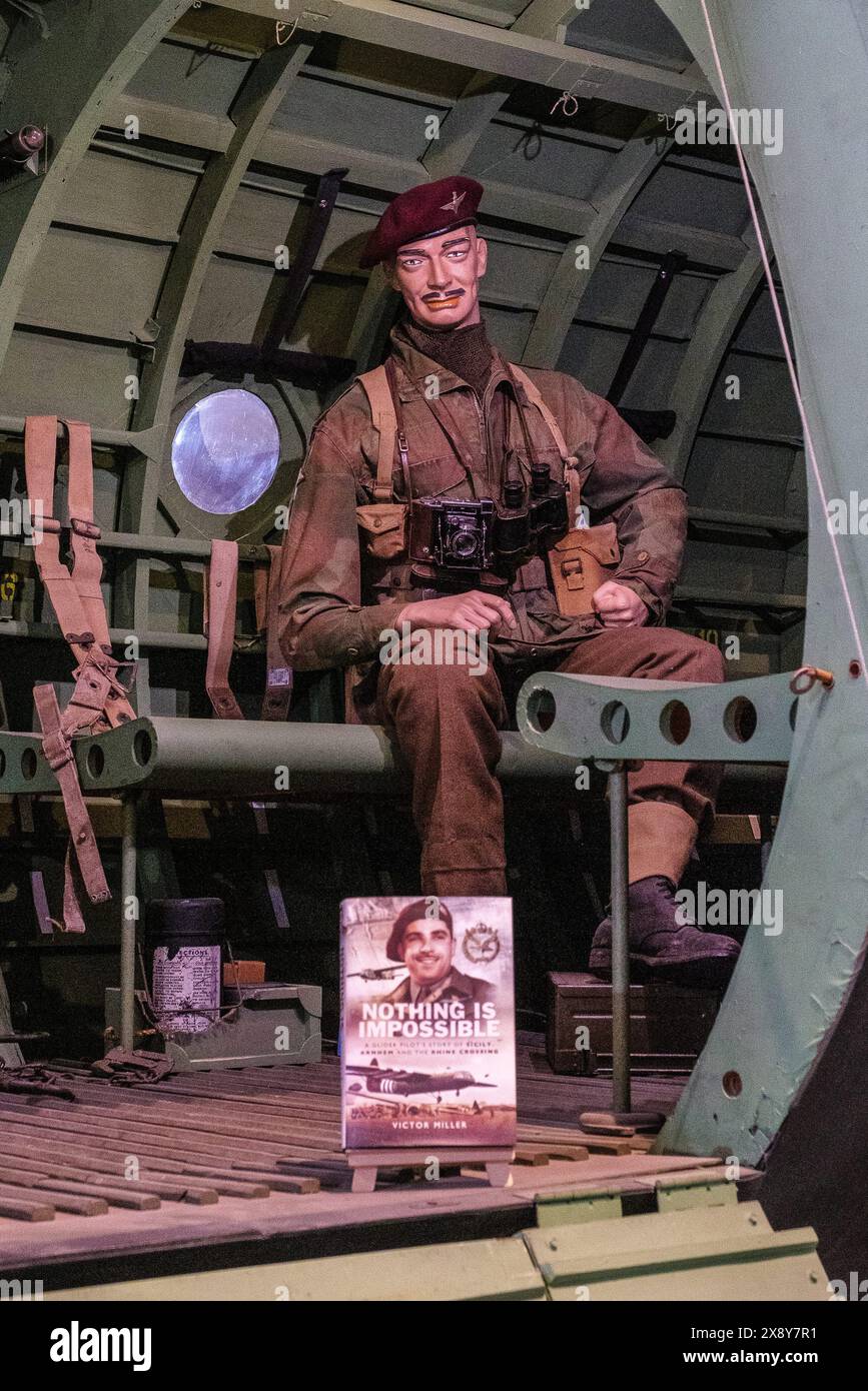 © Arnaud BEINAT/Maxppp. 26.05.2024, Overloon, Hollande. Parachutiste britannique dans un planeur Horsa Exposé dans le musée d'Overloon. ENGLISCH : britischer Fallschirmjäger in einem Horsa-Segelflugzeug im Overloon-Museum. Quelle: MAXPPP/Alamy Live News Stockfoto