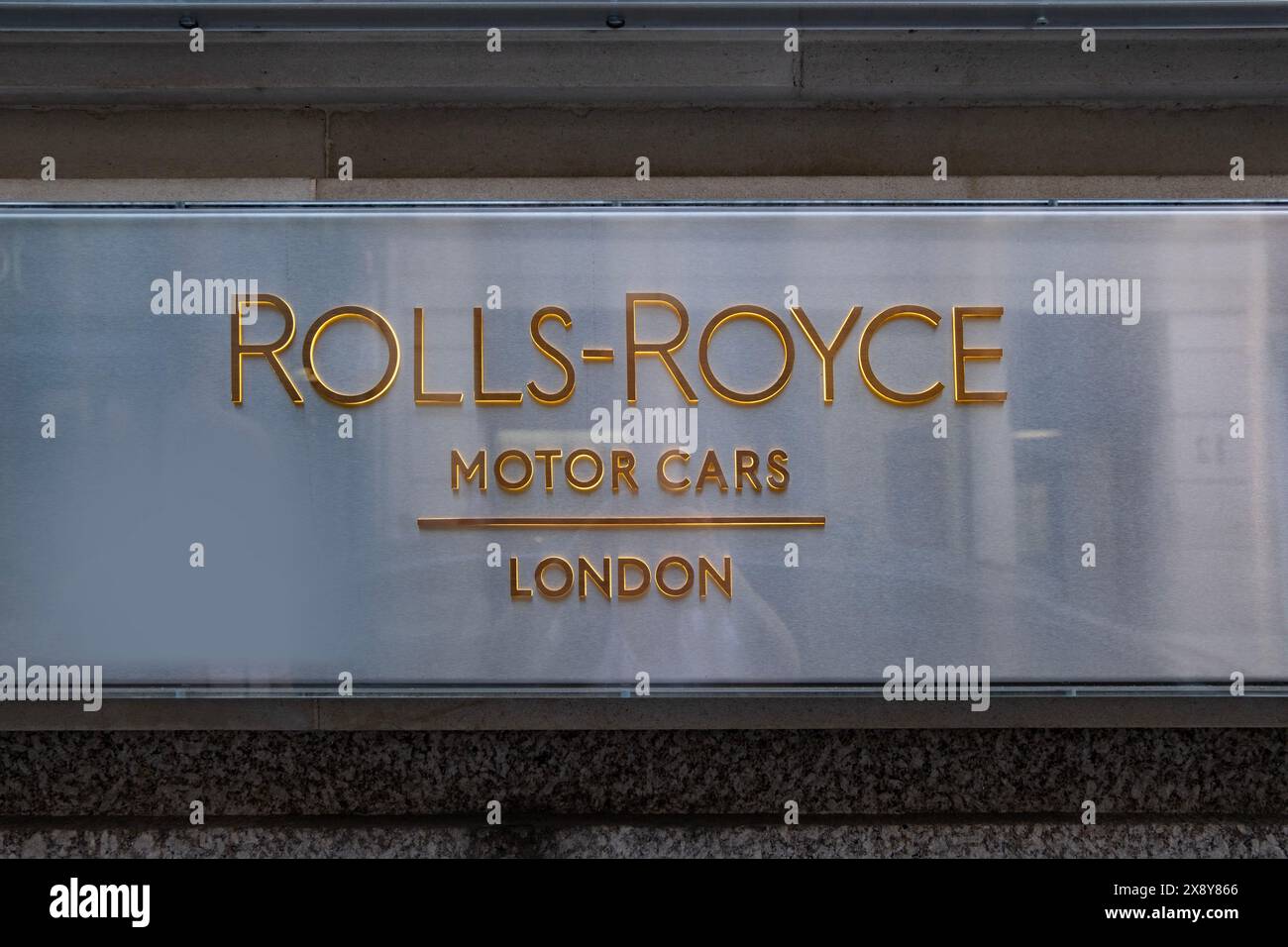 Rolls-Royce Werbung Logo, Banner, Autohändler Gebäude, britische Rolls-Royce Motor Cars Automobilhersteller Auto Salon, Sales Office, corpor Stockfoto