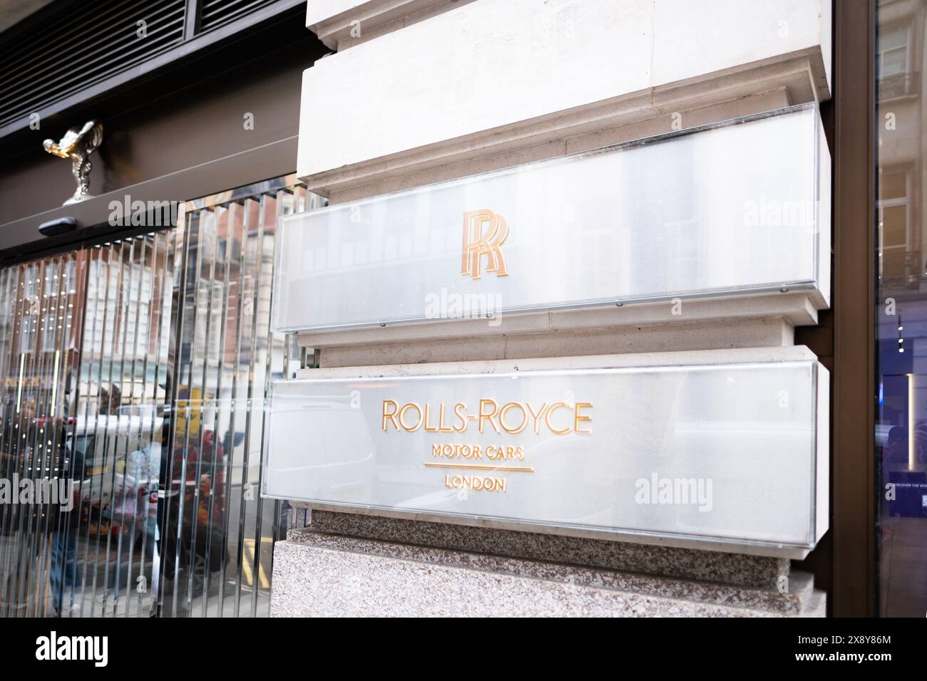 Rolls-Royce Werbung Logo, Banner, Autohändler Gebäude, britische Rolls-Royce Motor Cars Automobilhersteller Auto Salon, Sales Office, corpor Stockfoto