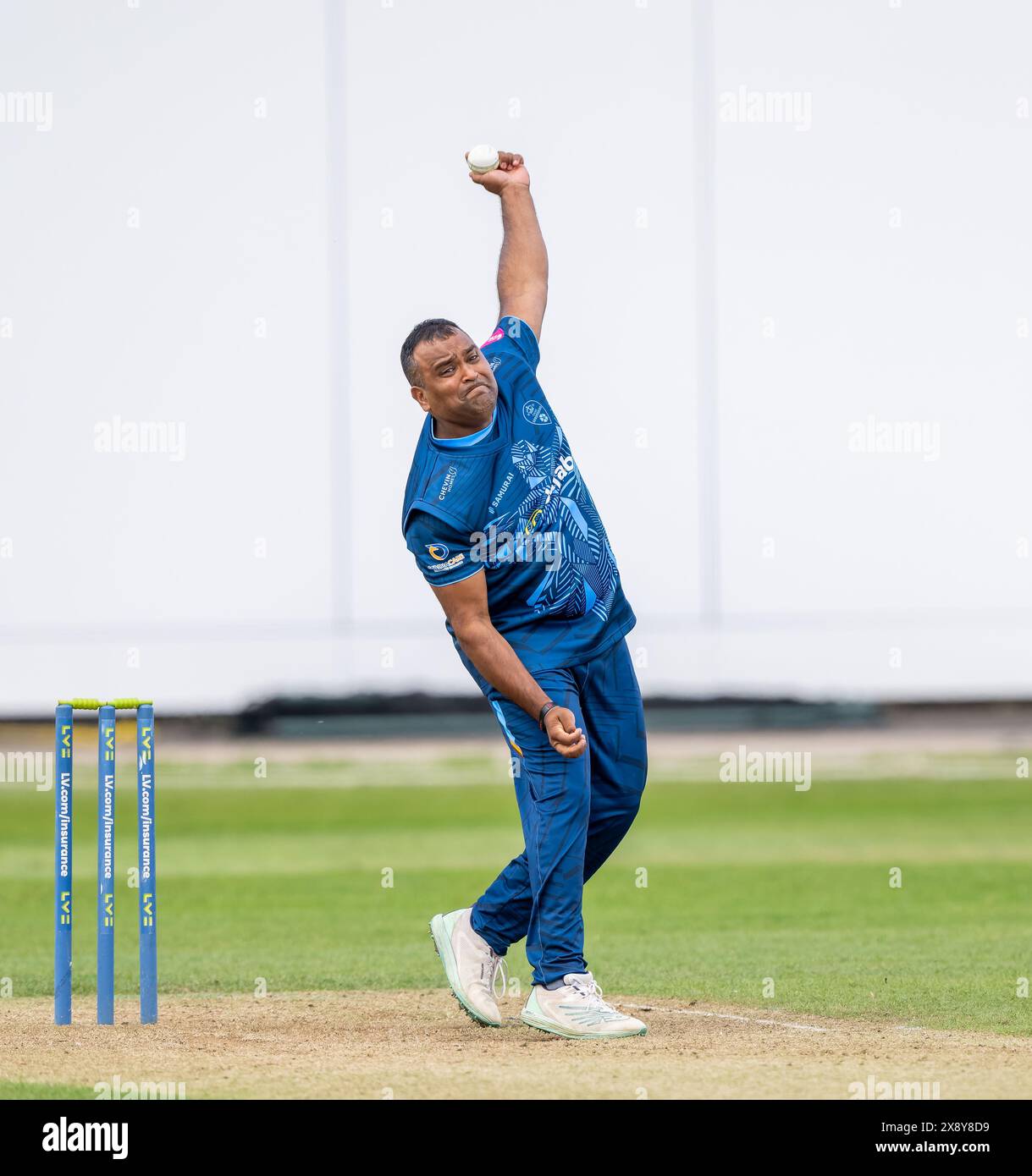 Samit Patel Bowling für Derbyshire in einem zweiten XI T20 Spiel zwischen Derbyshire und Lancashire. Stockfoto