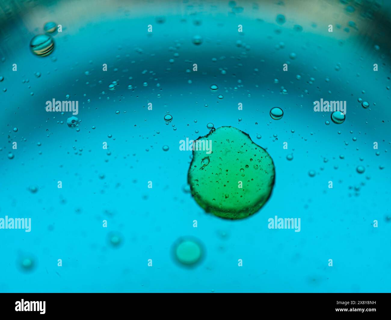 Mischung aus Wasser und Öl, schöner abstrakter Hintergrund. Abstraktes buntes Hintergrundöl im Wasser mit bunten Farbverläufen. Makrobild. Stockfoto