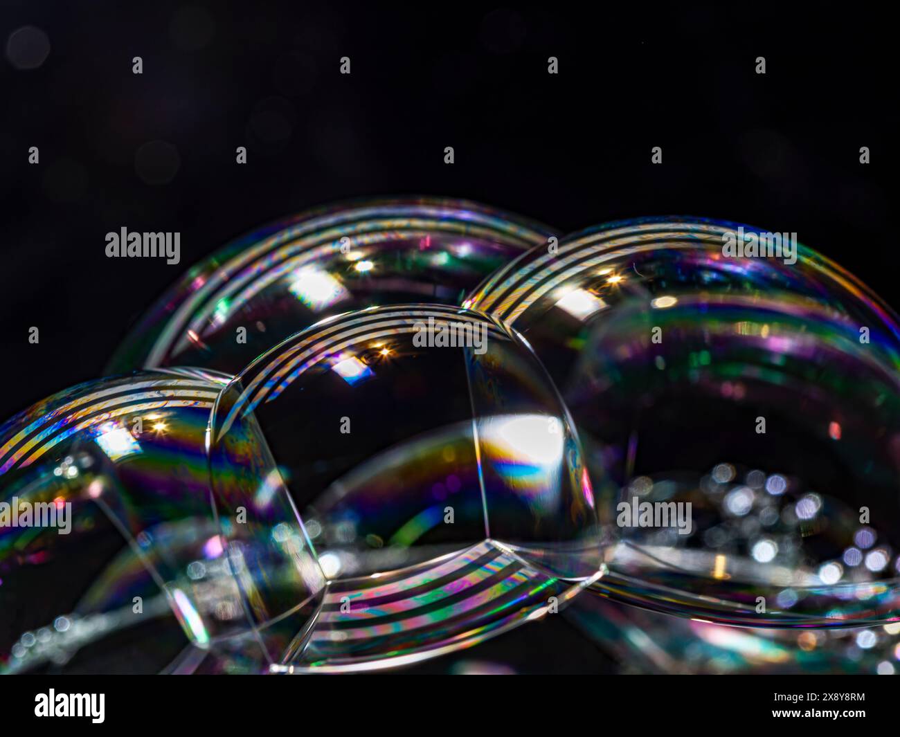 Abstrakter weißer Seifenschaumbläschen Texturhintergrund. Blasenstruktur isoliert auf schwarzem Hintergrund für Komposition. Nahaufnahme. Stockfoto