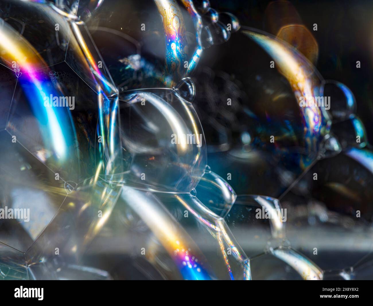 Abstrakter weißer Seifenschaumbläschen Texturhintergrund. Blasenstruktur isoliert auf schwarzem Hintergrund für Komposition. Nahaufnahme. Stockfoto