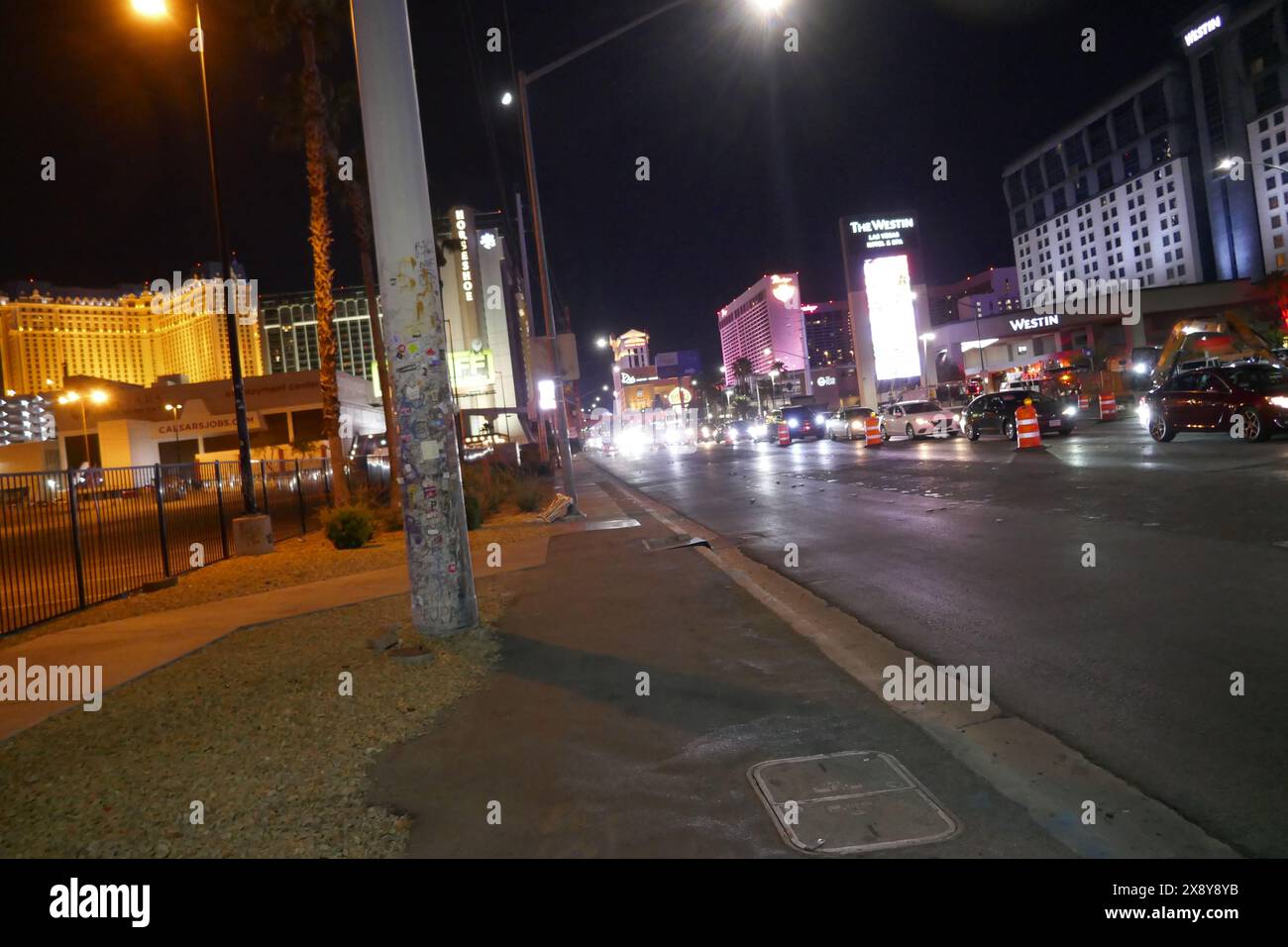 Las Vegas, Nevada, USA 15h Mai 2024 Rapper Tupac Shakur Murder Shooting Location, wo er am 7. September 1996 in der E. Flamingo Road und Koval Lane getötet wurde, und Memorial Pole mit Nachrichten für ihn am Unfallort am 15. Mai 2024 in Las Vegas, Nevada, USA. Foto: Barry King/Alamy Stock Photo Stockfoto