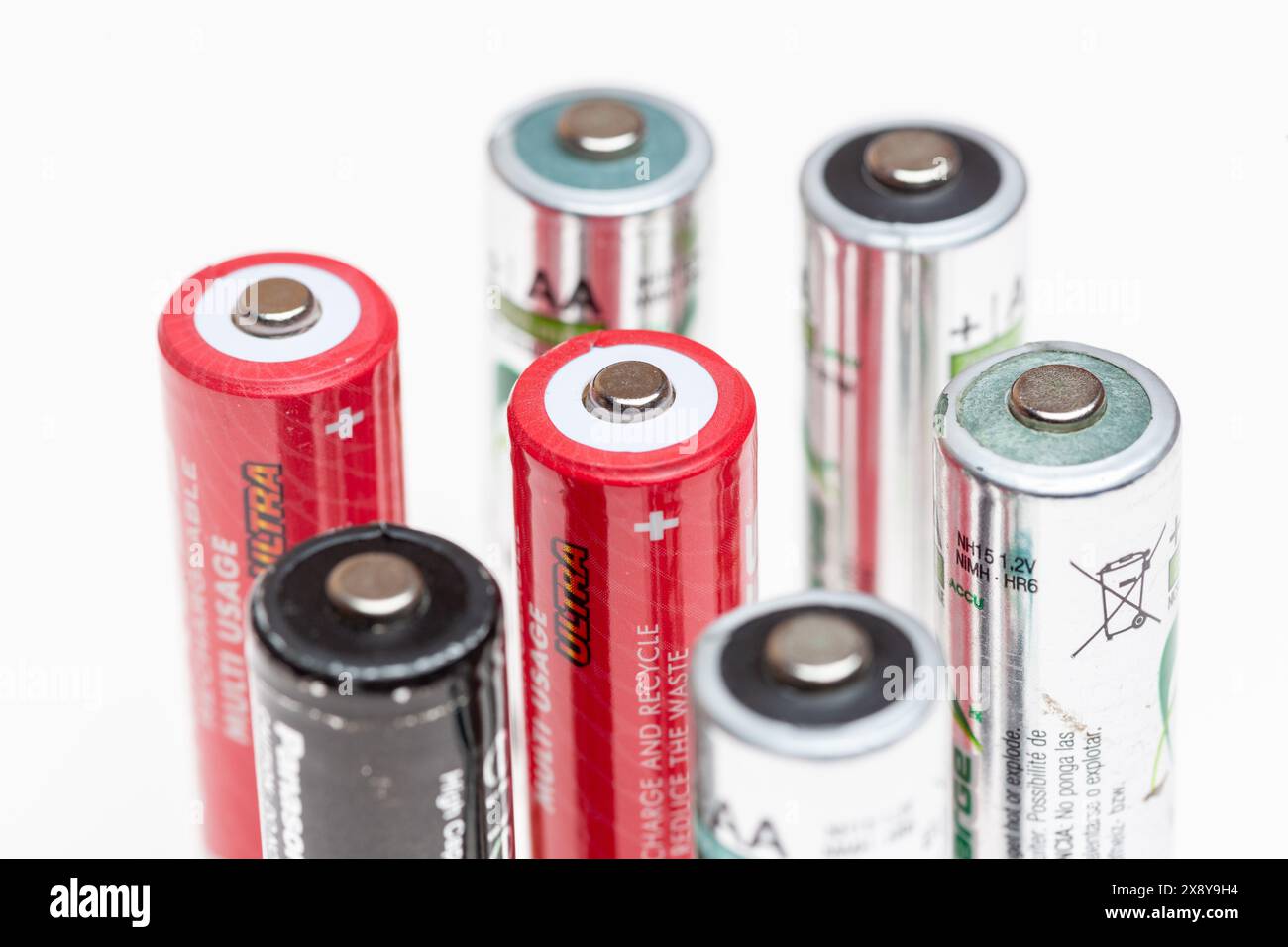 AA-Batterien auf weißem Hintergrund Stockfoto